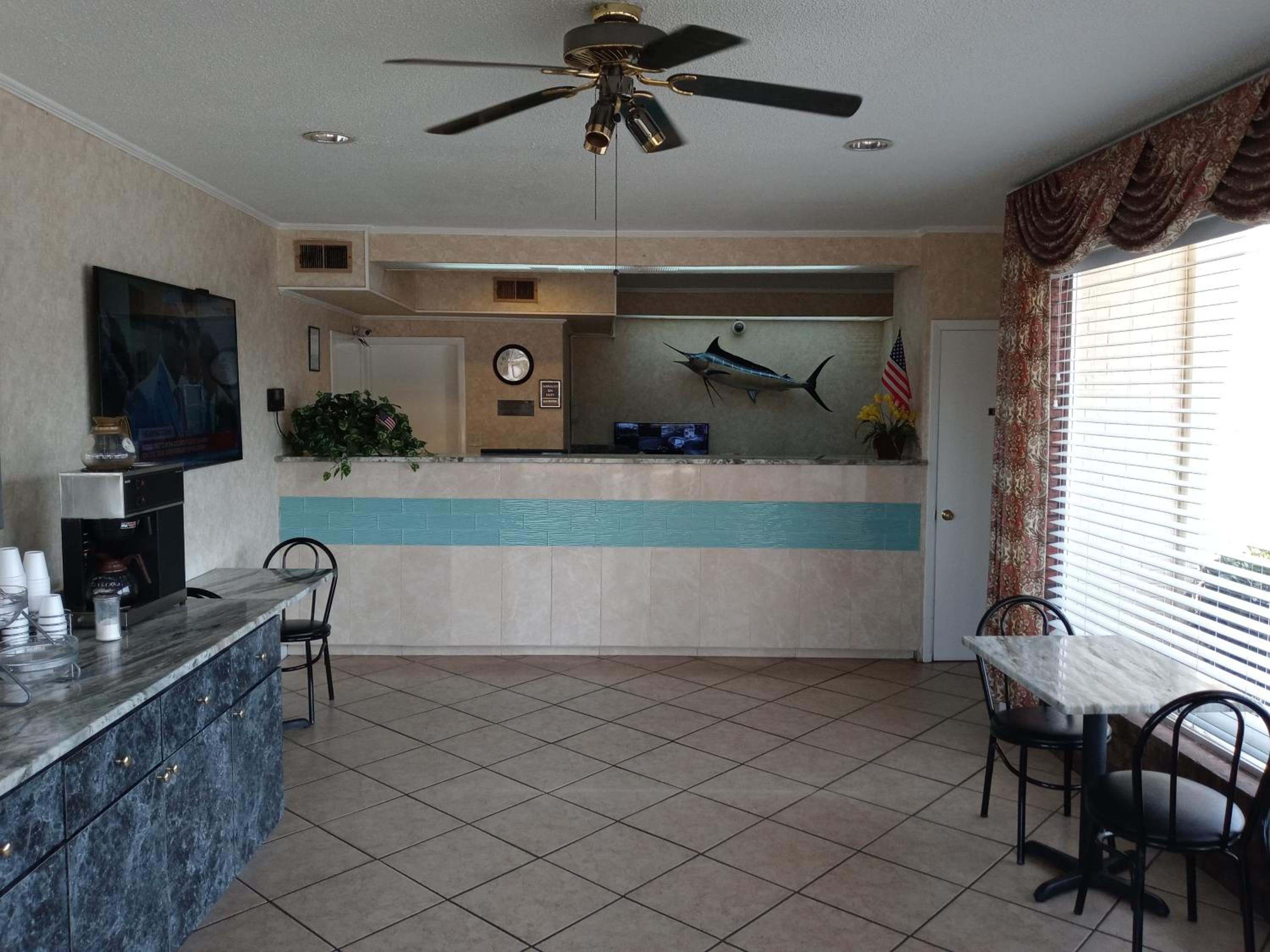 Hole Inn the Wall Hotel - Fort Walton Beach - Sunset Plaza - nearby Beaches & Hurlburt