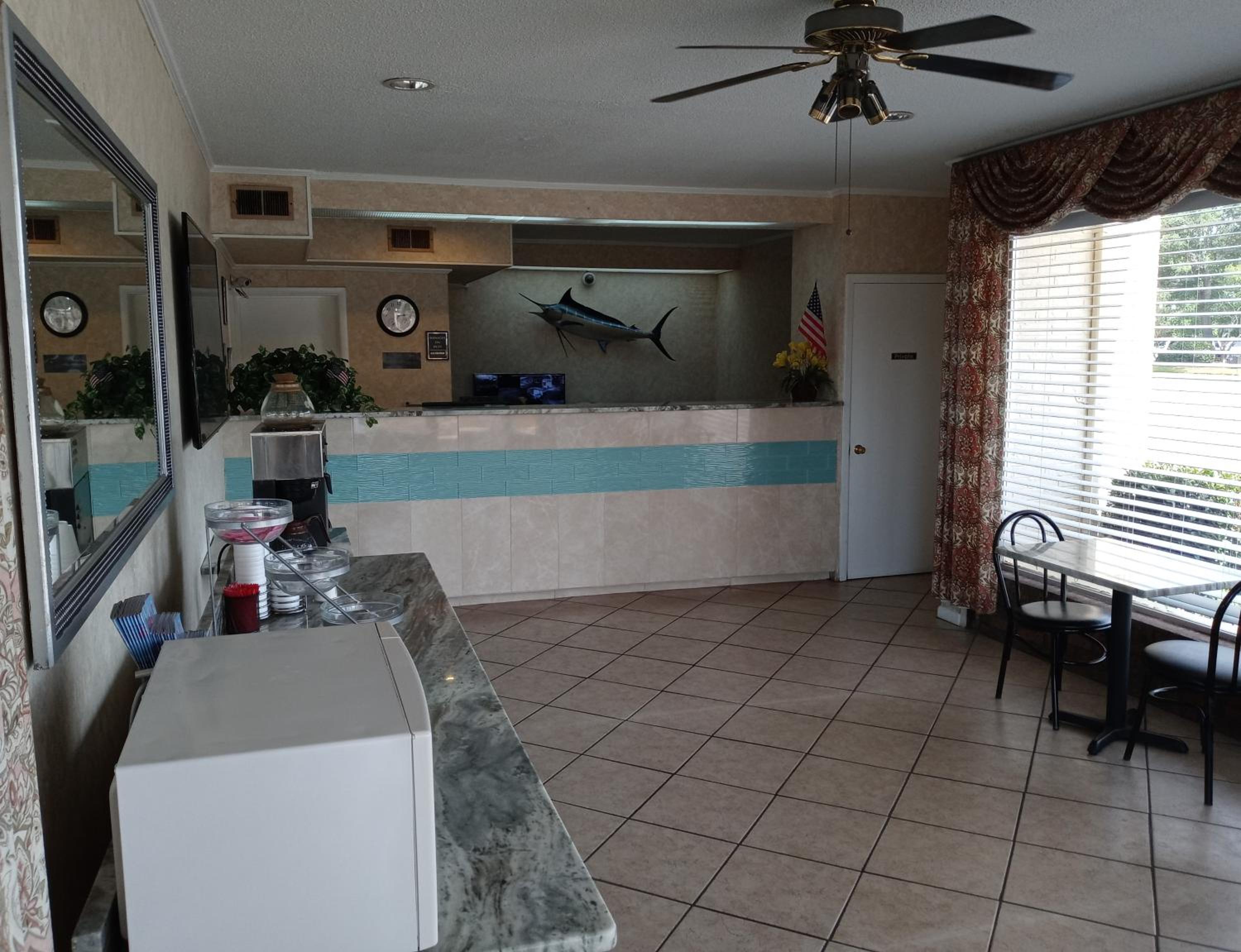 Hole Inn the Wall Hotel - Fort Walton Beach - Sunset Plaza - nearby Beaches & Hurlburt