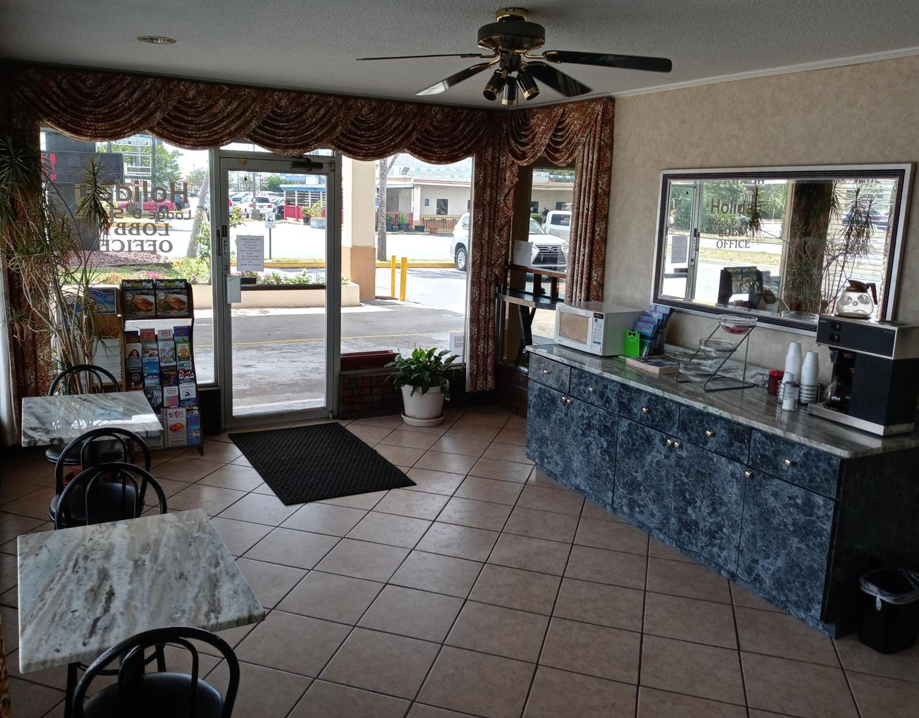 Hole Inn the Wall Hotel - Fort Walton Beach - Sunset Plaza - nearby Beaches & Hurlburt