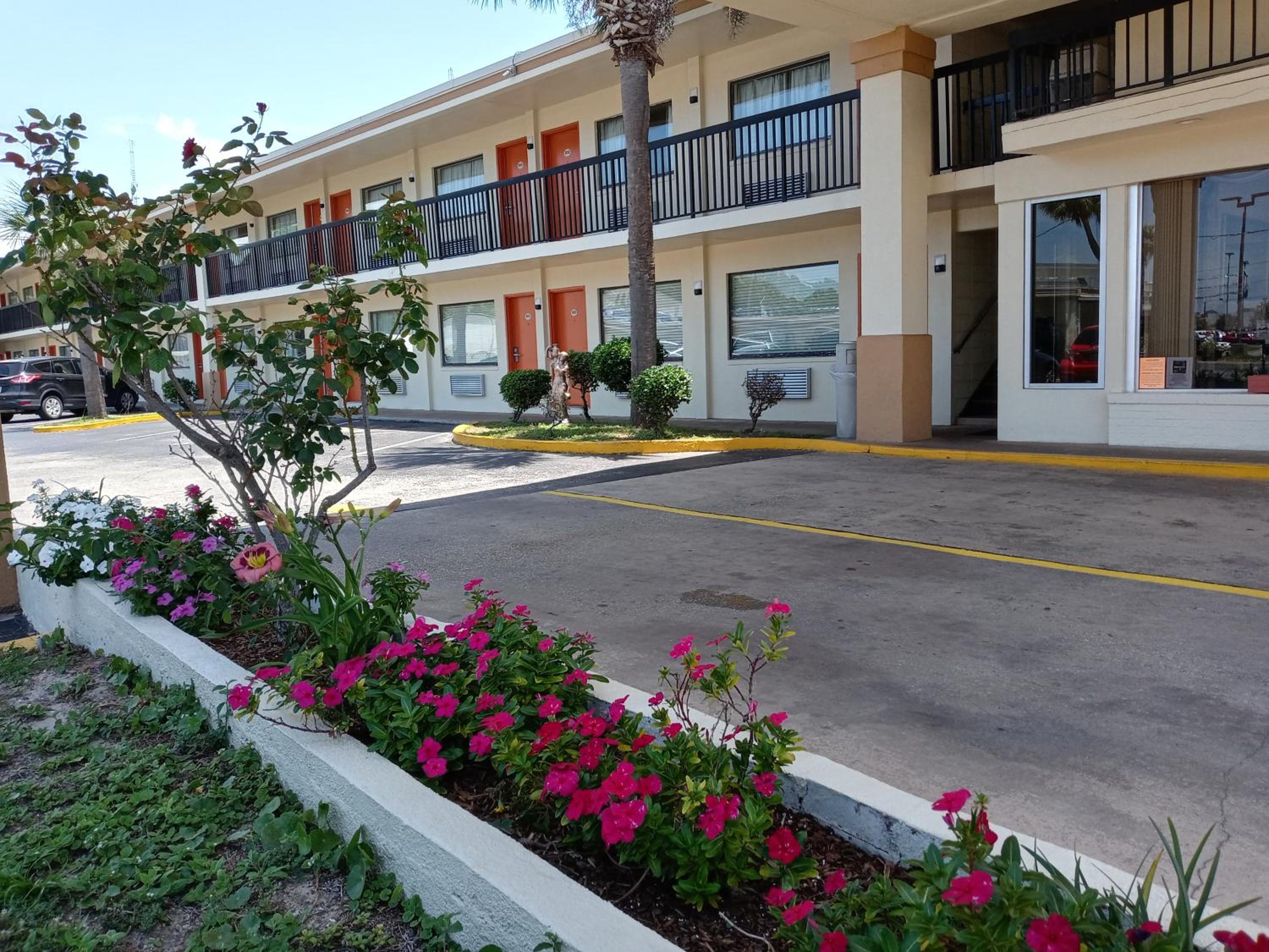 Hole Inn the Wall Hotel - Fort Walton Beach - Sunset Plaza - nearby Beaches & Hurlburt