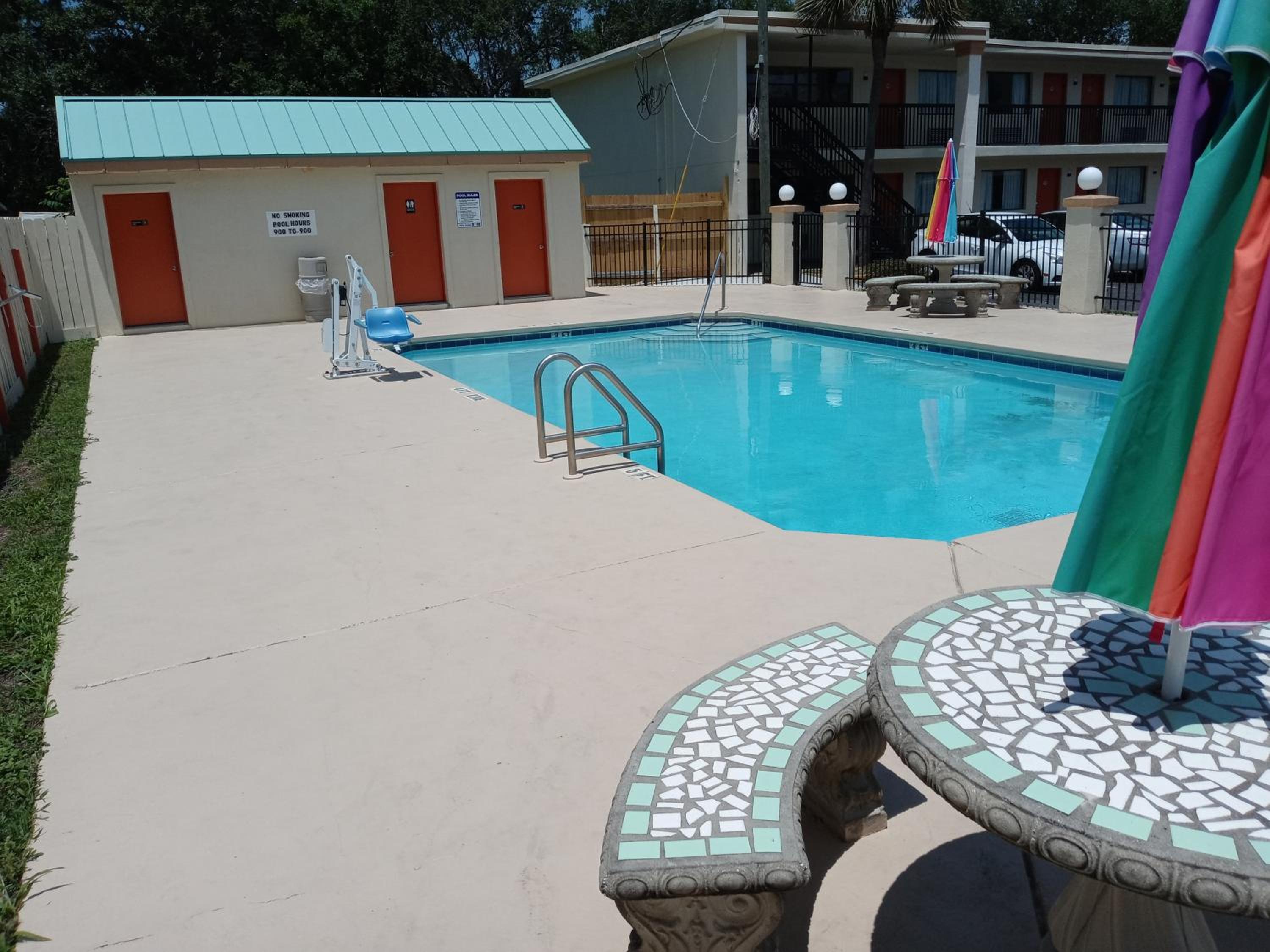 Hole Inn the Wall Hotel - Fort Walton Beach - Sunset Plaza - nearby Beaches & Hurlburt