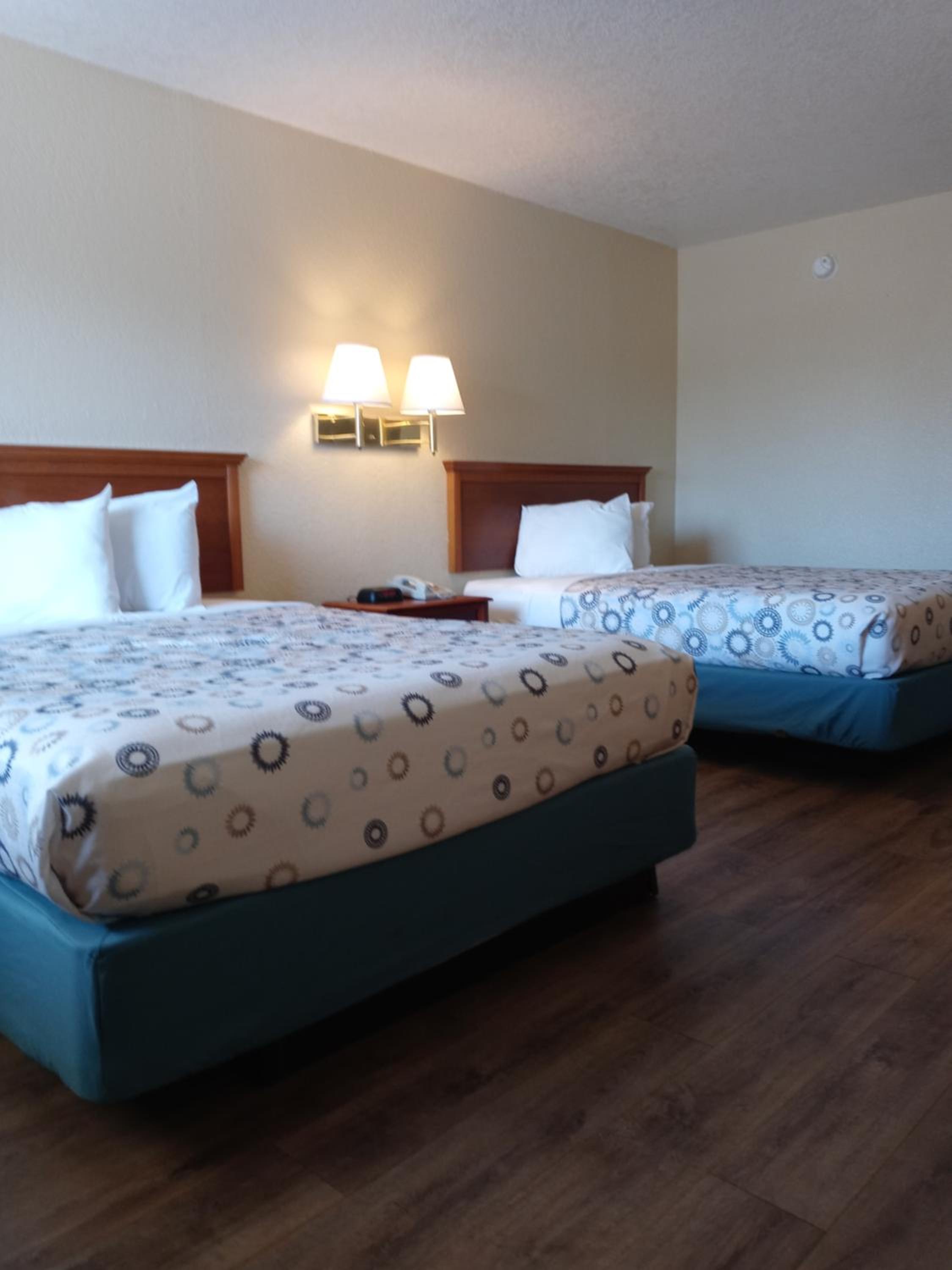 Hole Inn the Wall Hotel - Fort Walton Beach - Sunset Plaza - nearby Beaches & Hurlburt