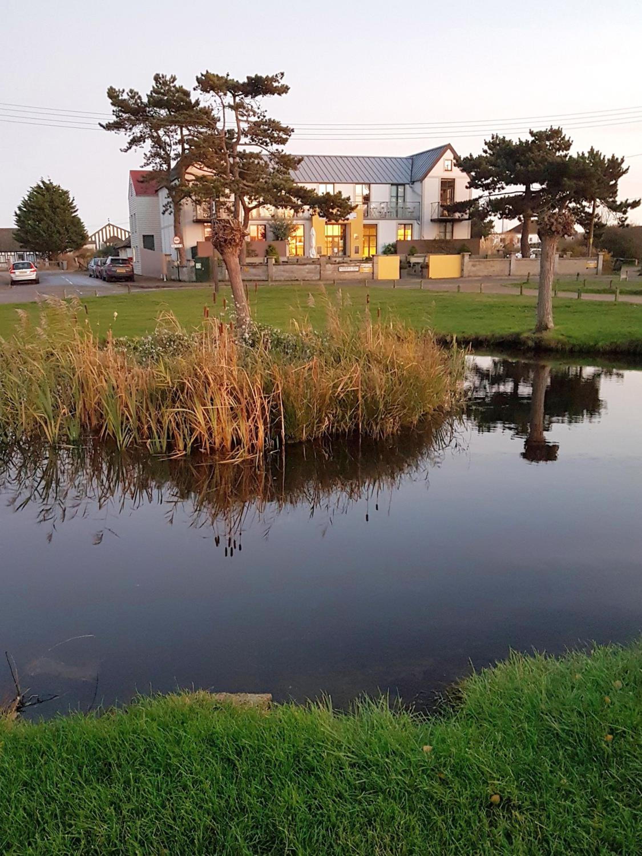 Regatta - A lakeview apartment in Thorpeness - Aldeburgh Coastal Cottages
