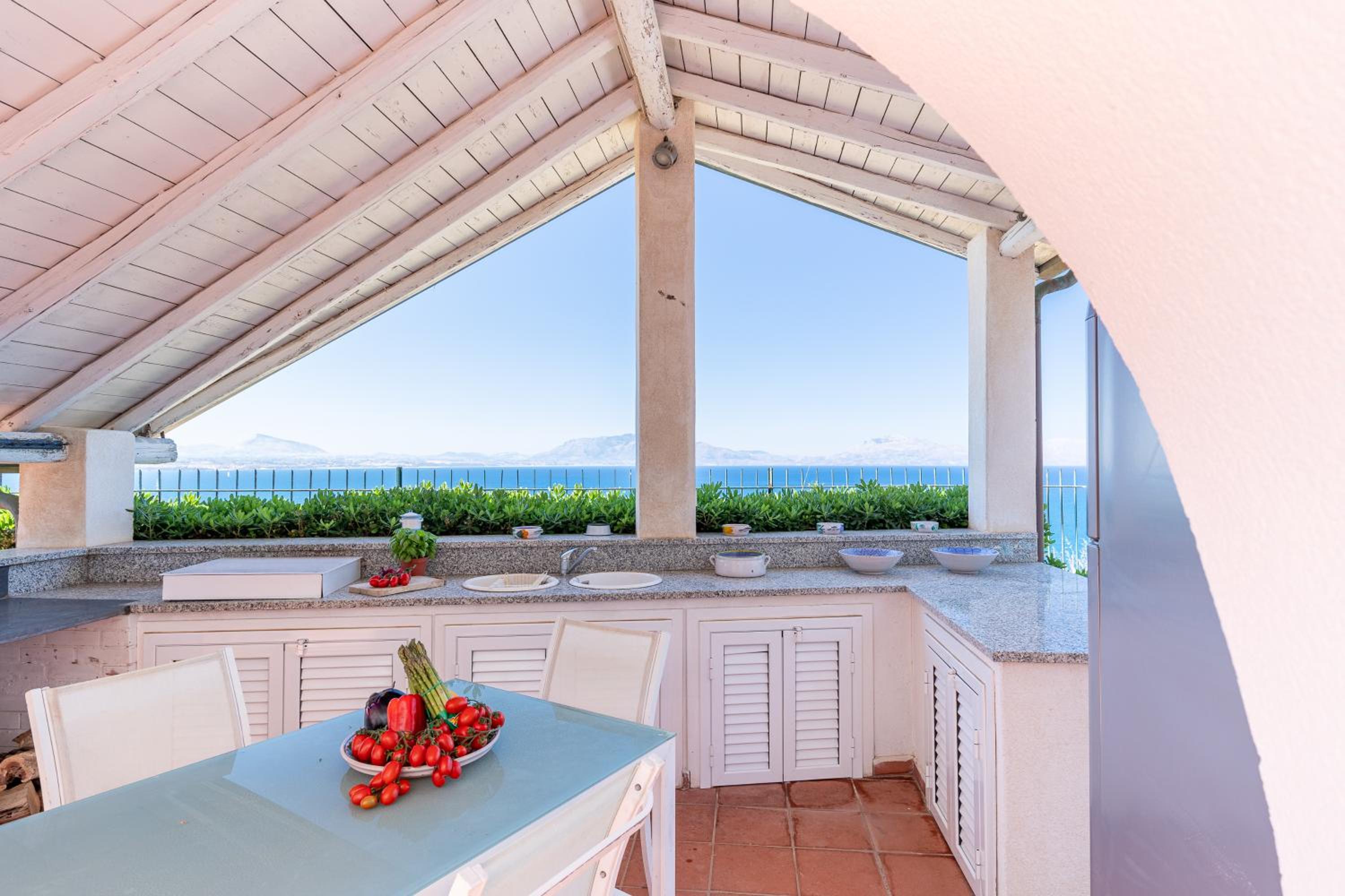 Splendida Villa con vista mozzafiato e piscina view 2