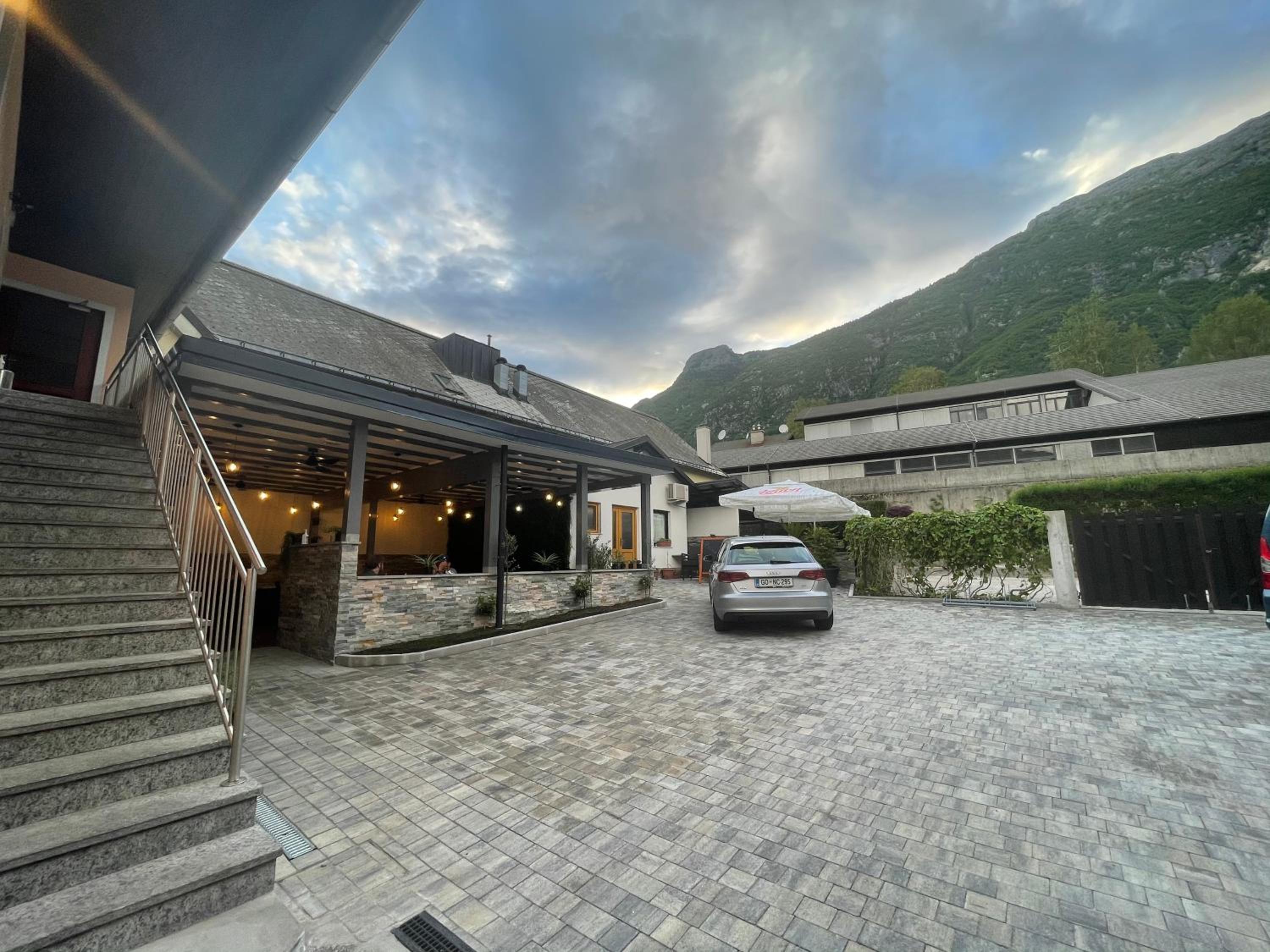Gostisce Sovdat en Bovec — parking