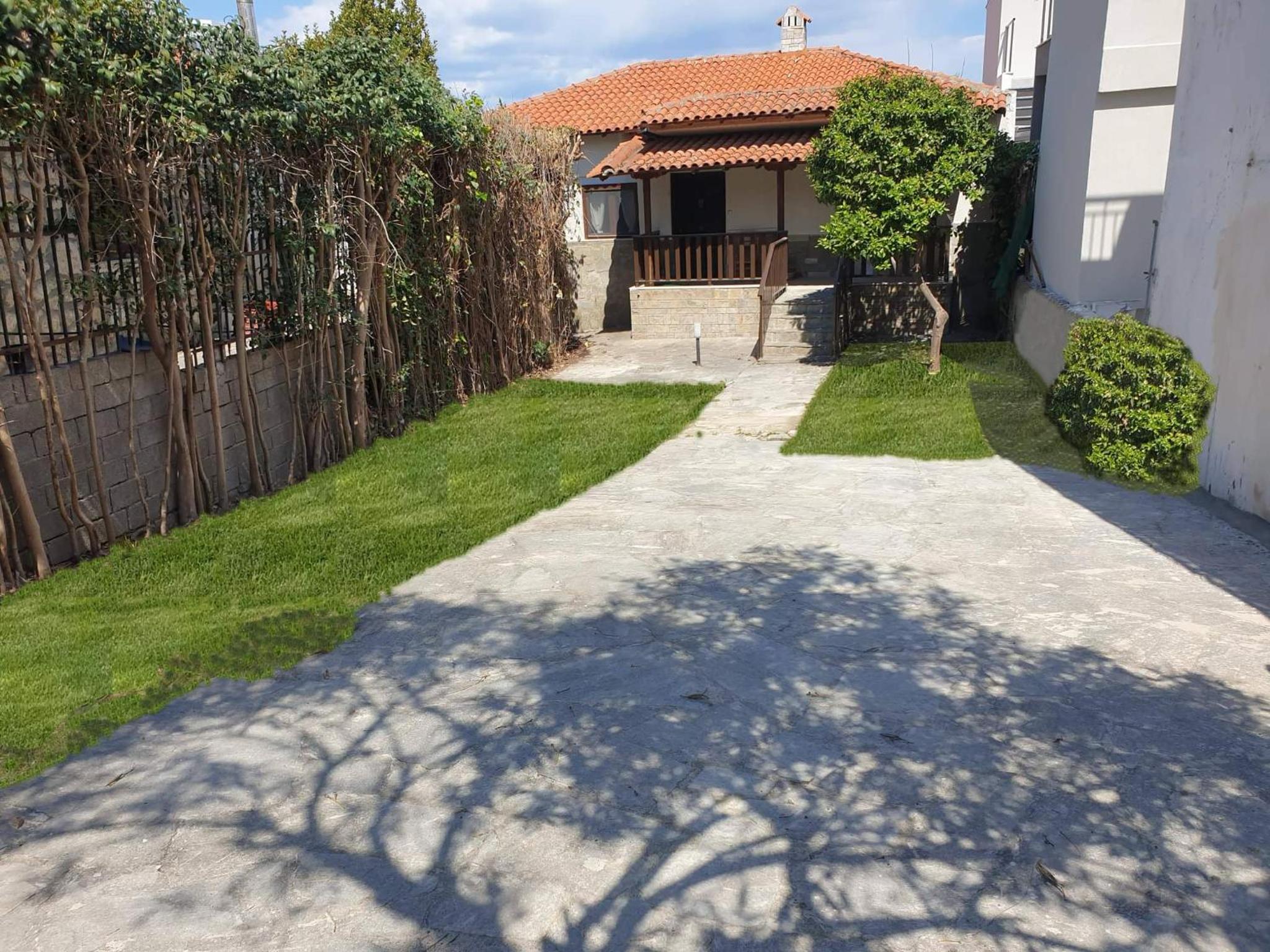 Family house with garden in the center of Polychrono view 3
