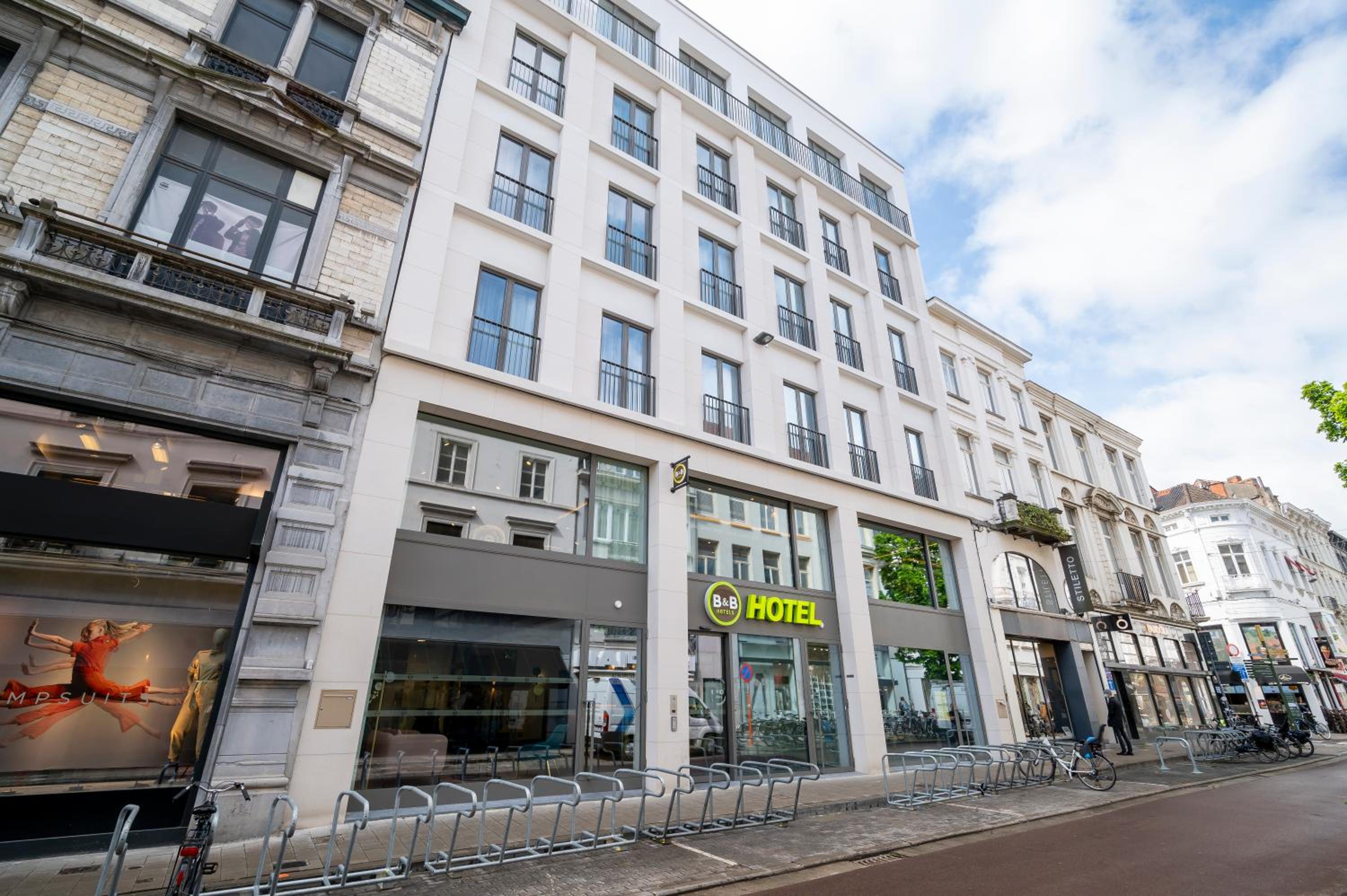 Hotel B&B HOTEL Gent Centrum - Image 1