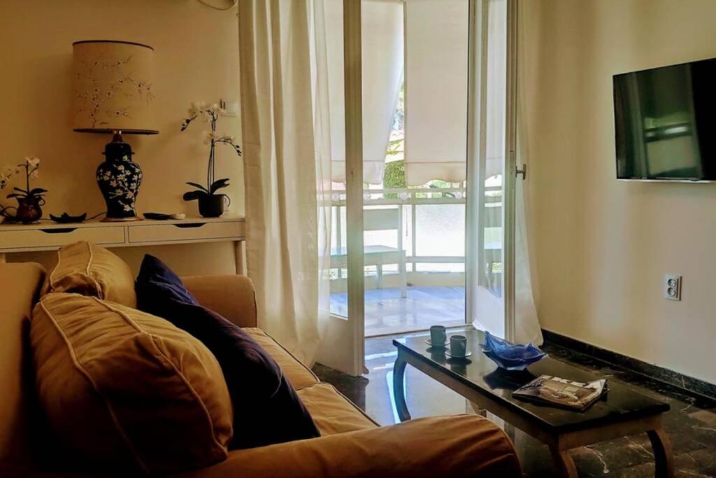 Luxurious apartment close to the beach and airport view 3