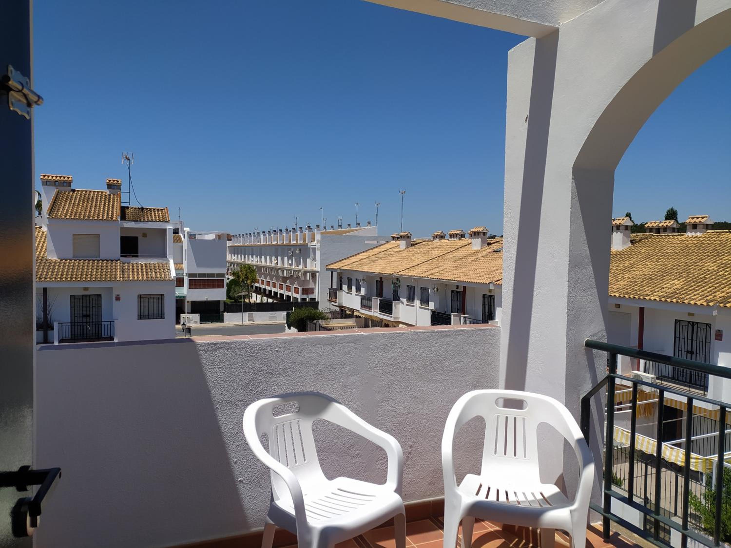 Gran adosado de esquina muy cerca de la playa en la Antilla view 3