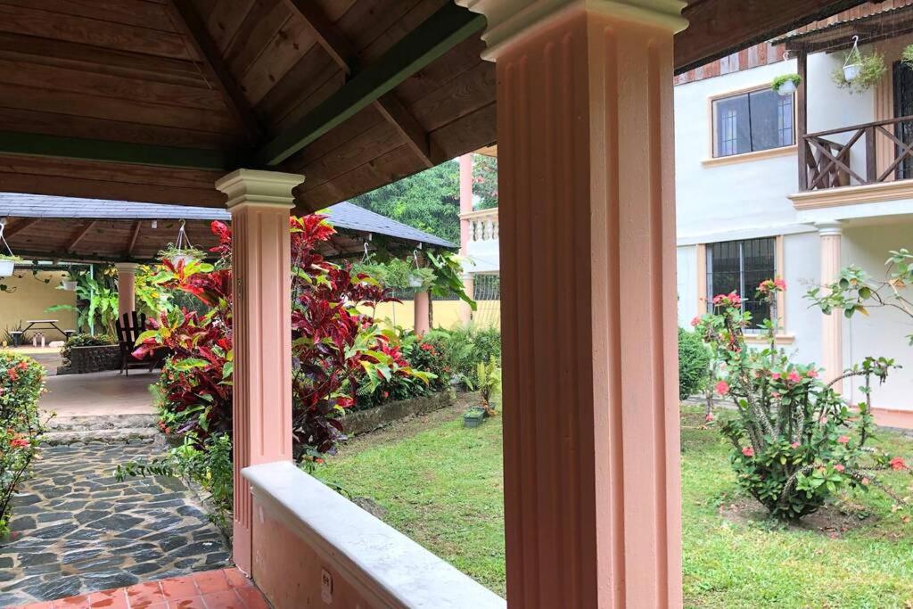 Acogedora Casa Rural en plena naturaleza frente al Río con piscina Bonao