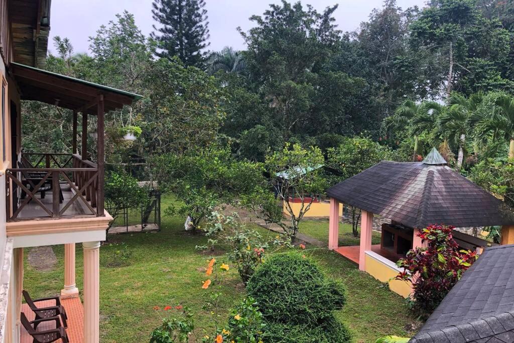 Acogedora Casa Rural en plena naturaleza frente al Río con piscina Bonao