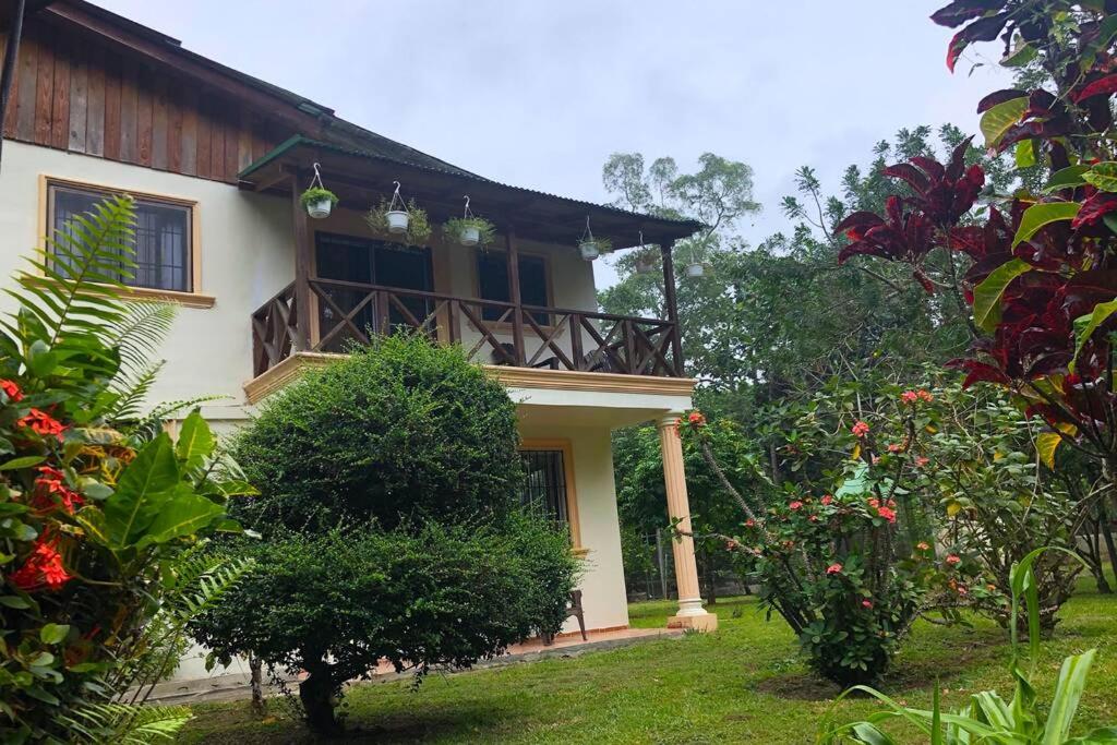 Acogedora Casa Rural en plena naturaleza frente al Río con piscina Bonao