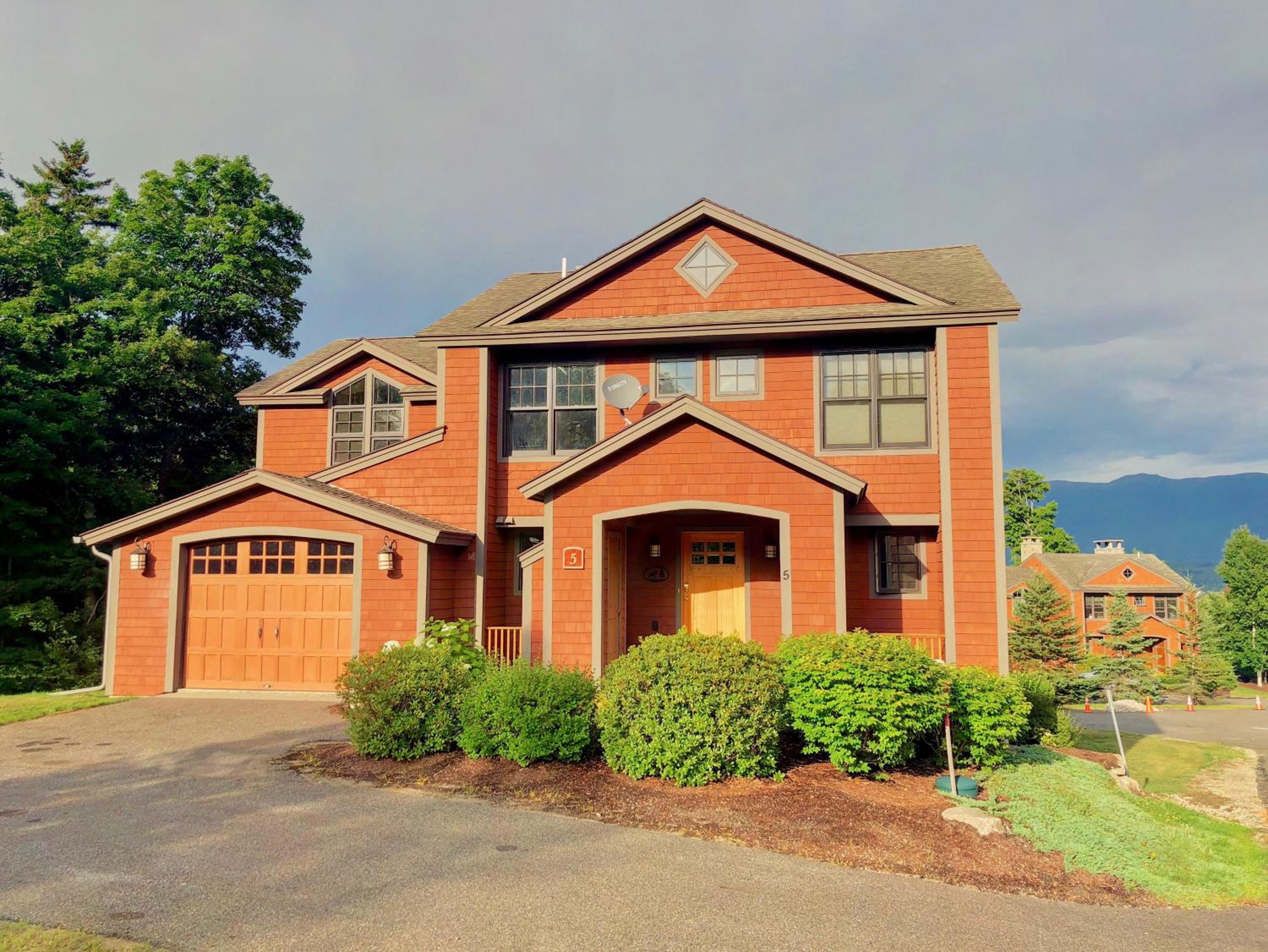 P5 Ski-in Ski-out rare find Presidential View single family with garage pool table ping pong