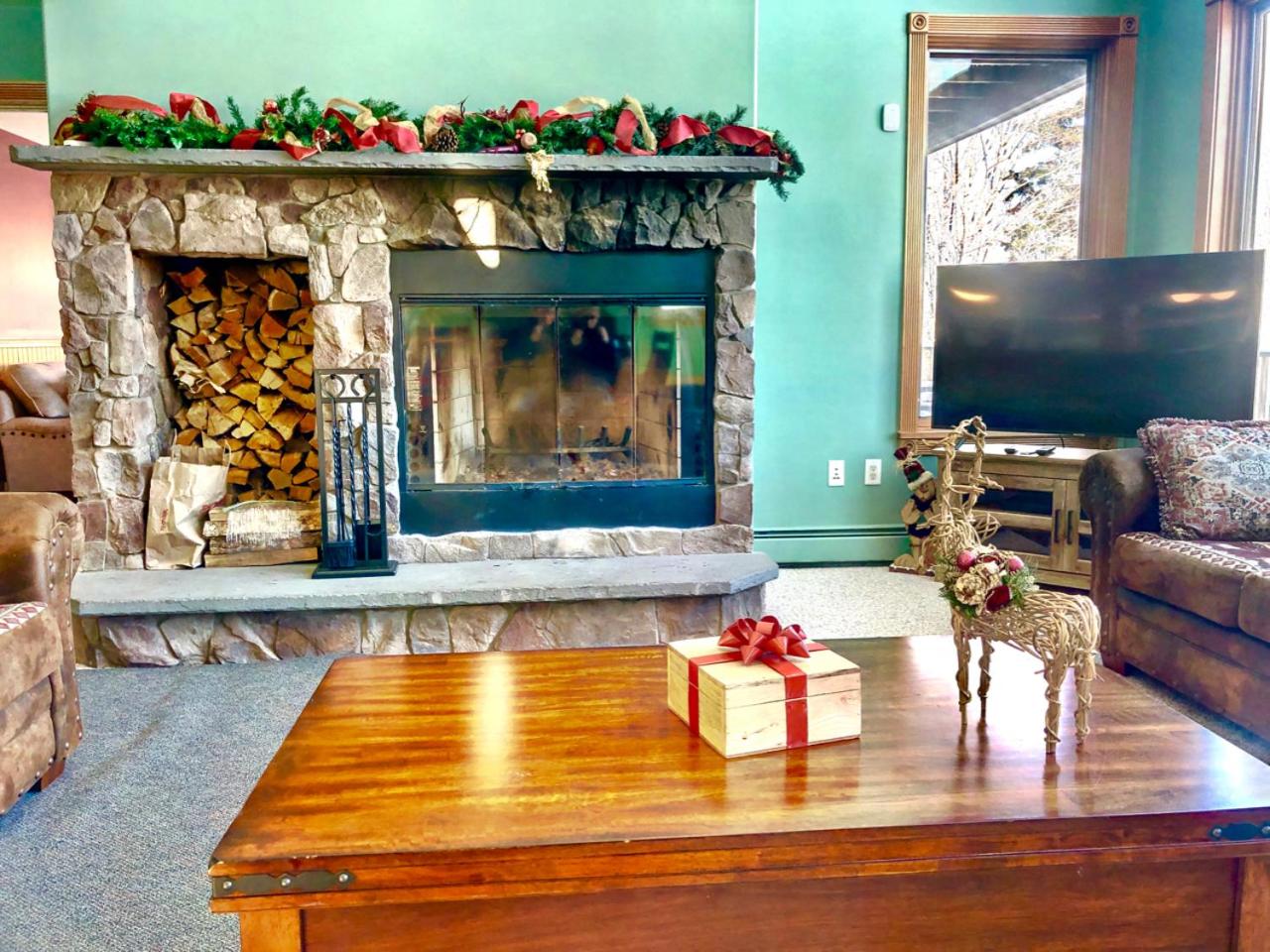P5 Ski-in Ski-out rare find Presidential View single family with garage pool table ping pong