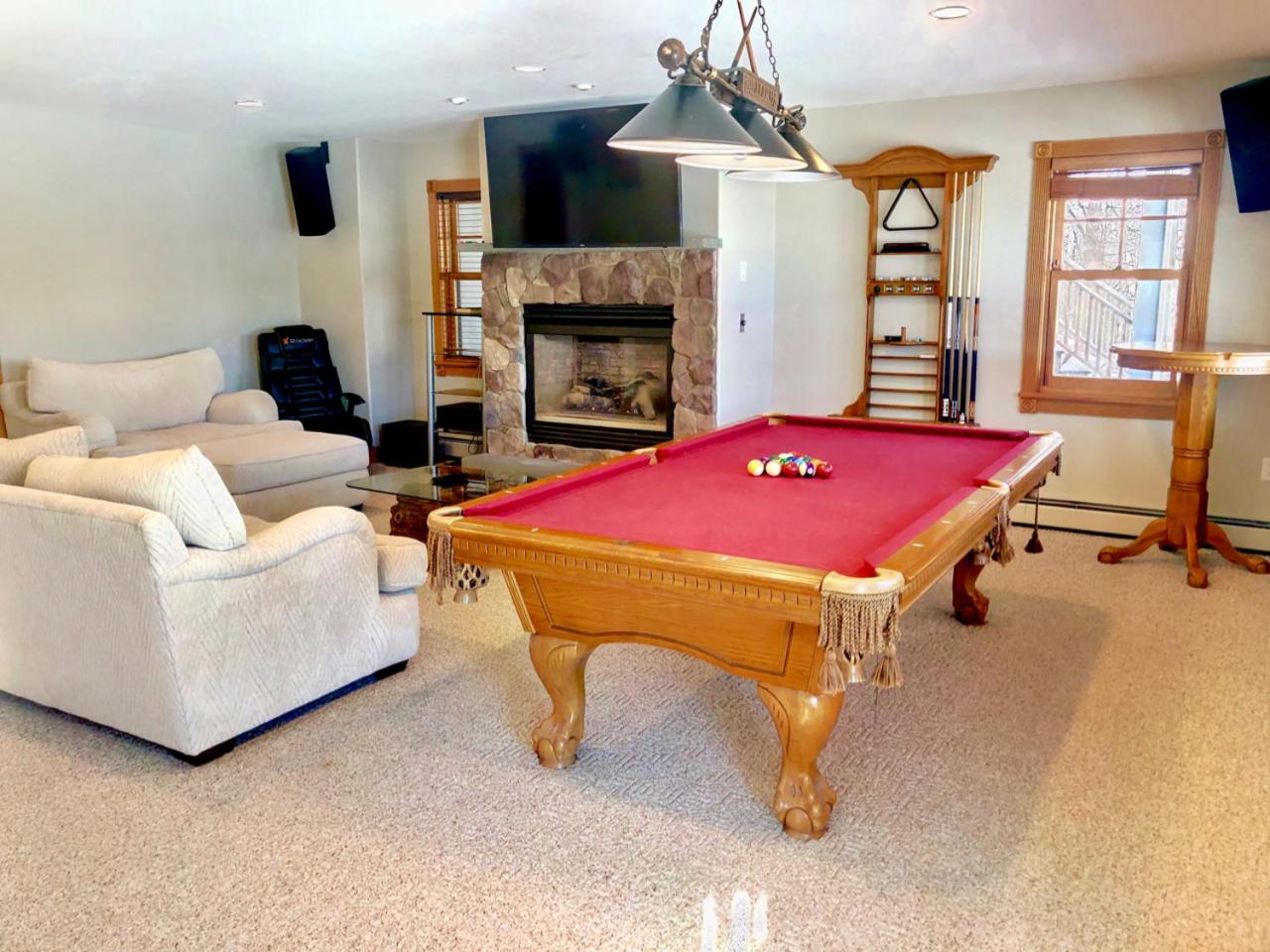 P5 Ski-in Ski-out rare find Presidential View single family with garage pool table ping pong