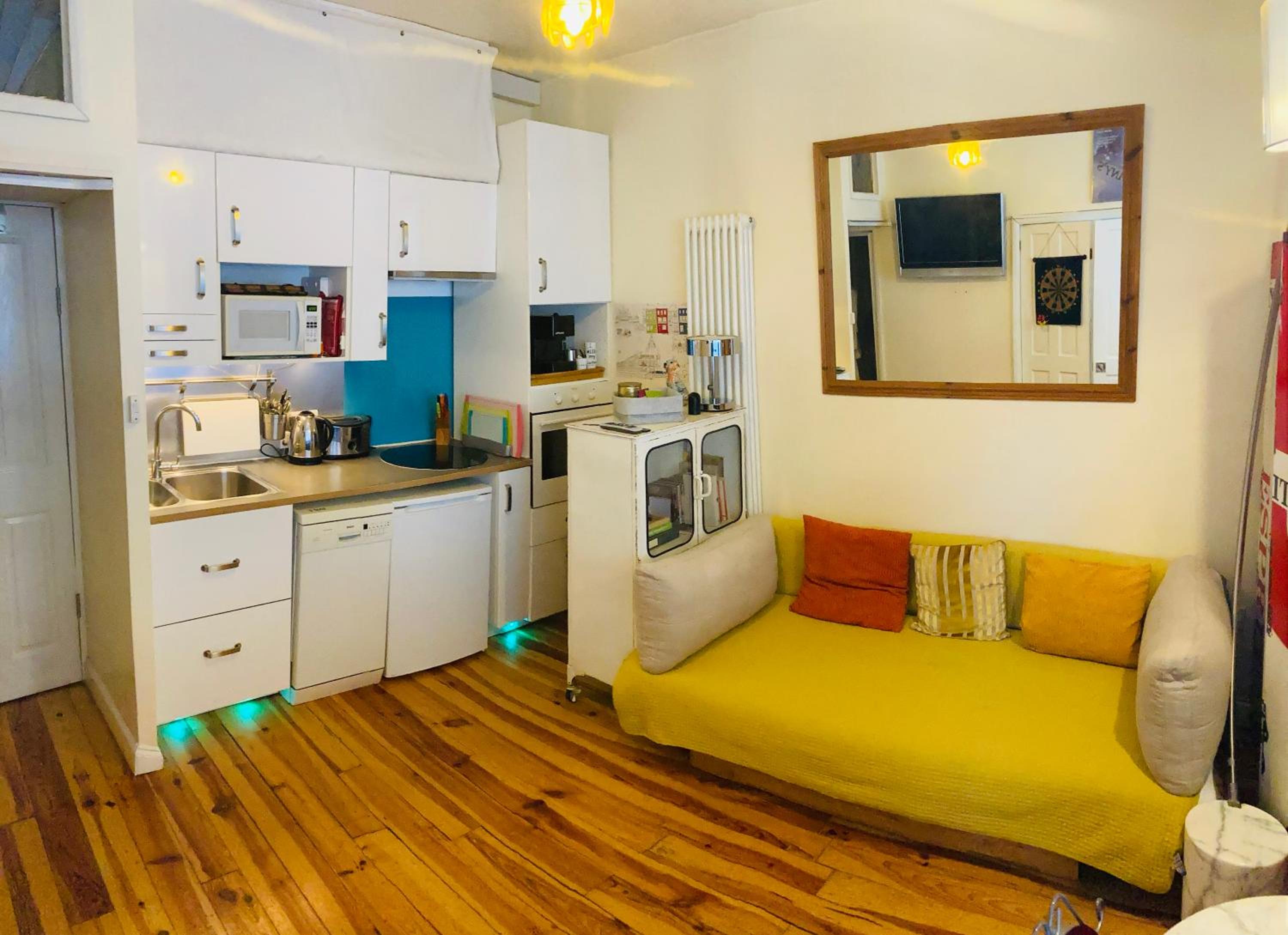 Two Top Central Unique Artisan Beach Studios - separate Spa Cabin view 5