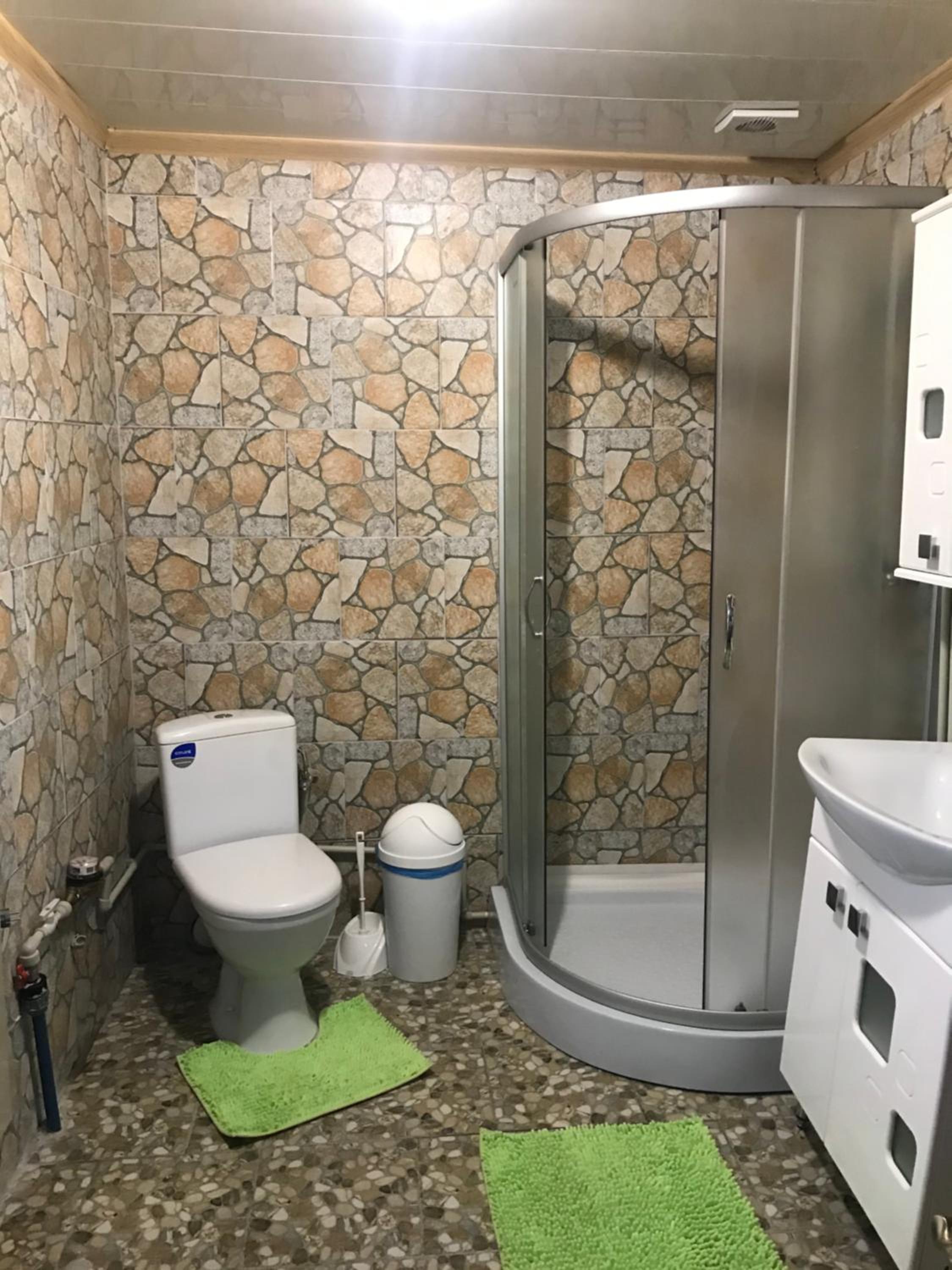 Підскельний en Yaremche — bathroom