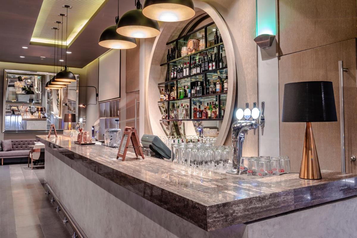 bar