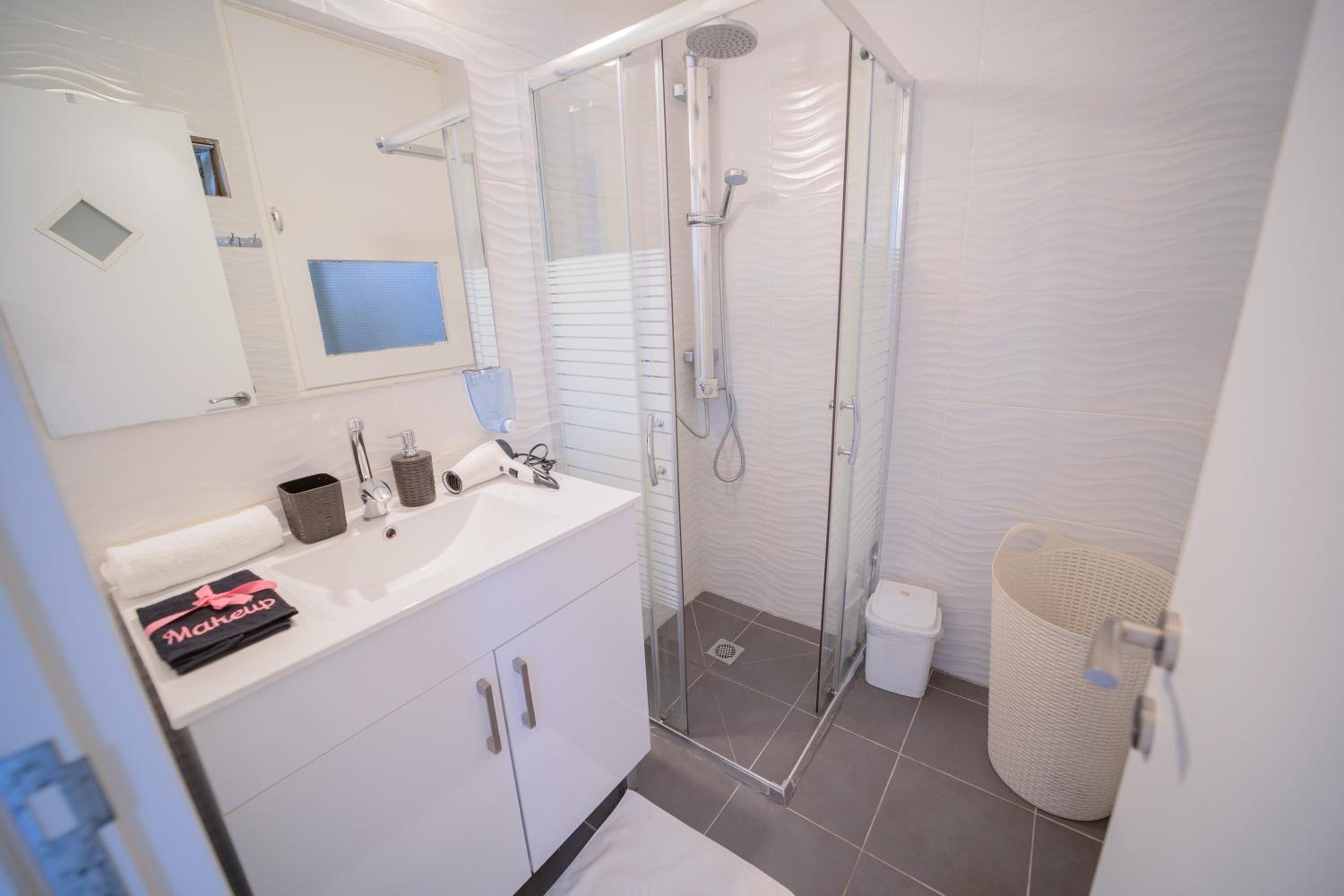 YalaRent Sunora 3BR APT - Families only view 4