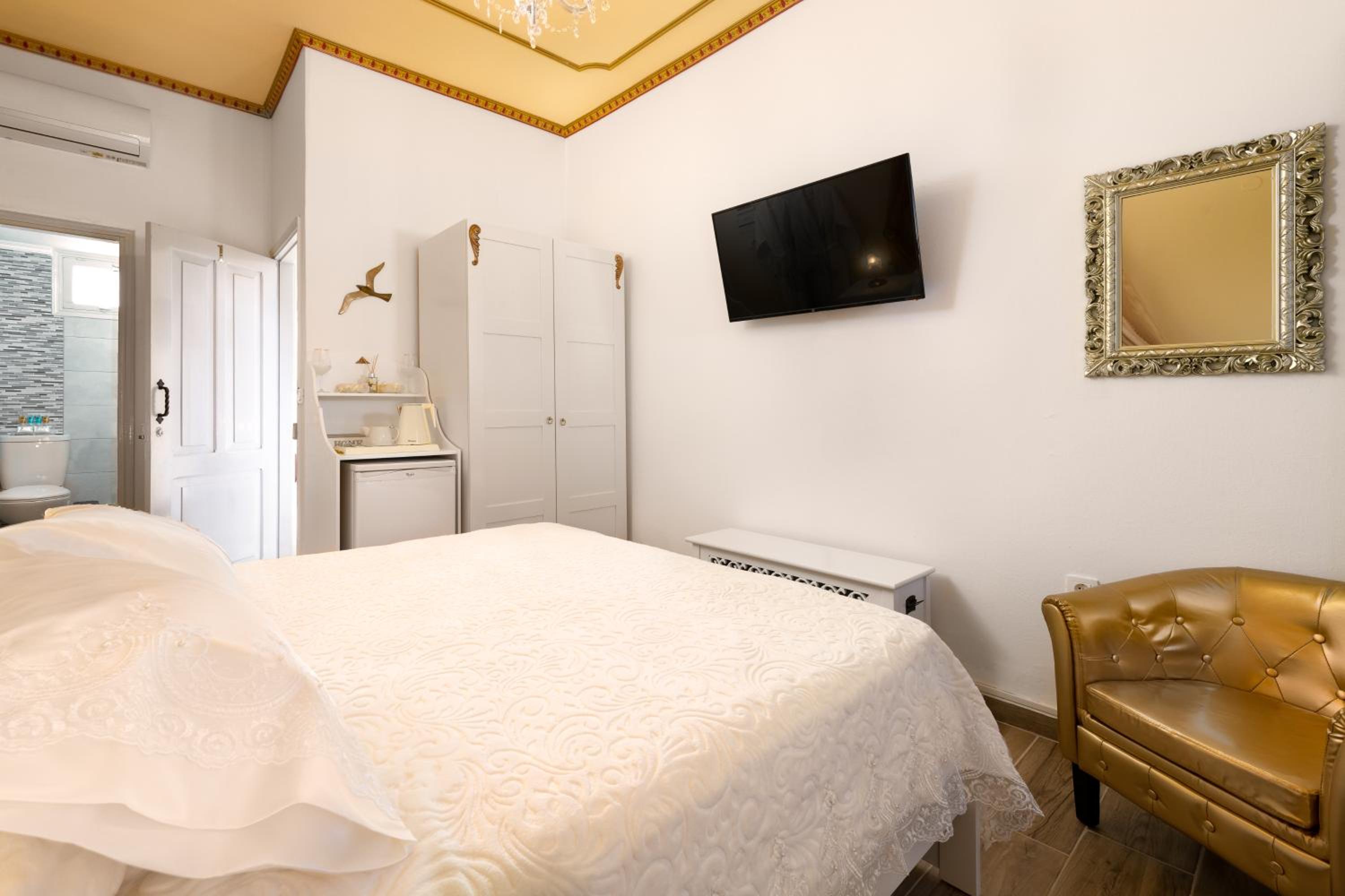 Marika's Deluxe Rooms