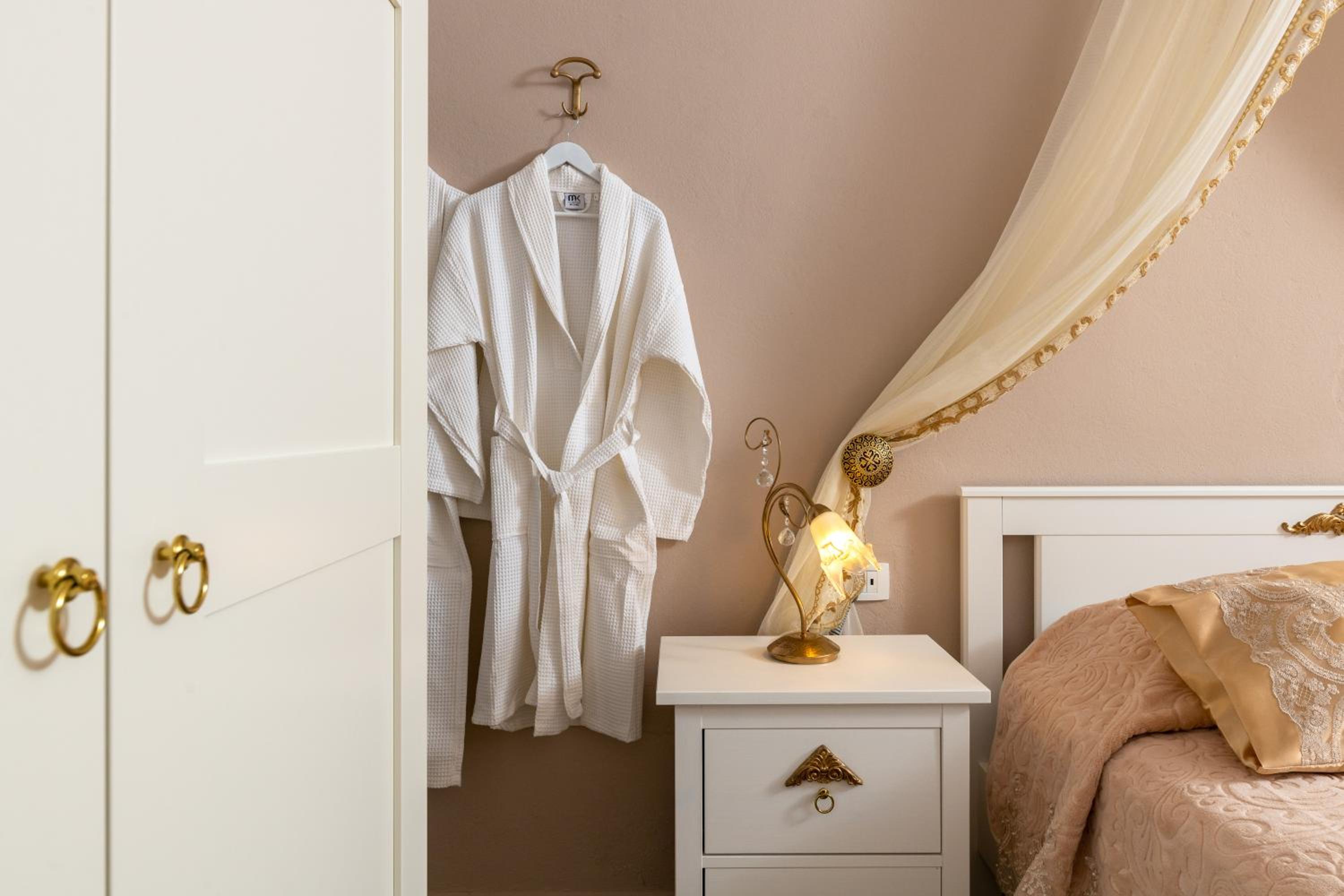 Marikas Deluxe Rooms — 11