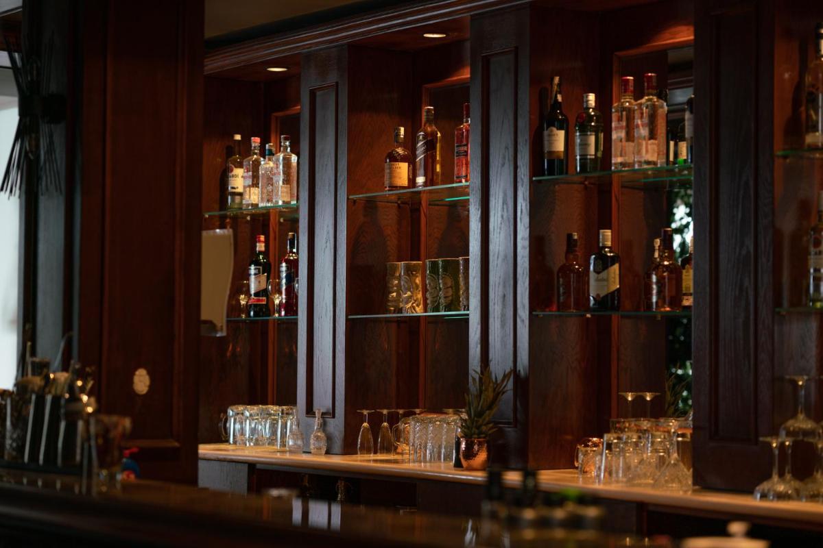 bar