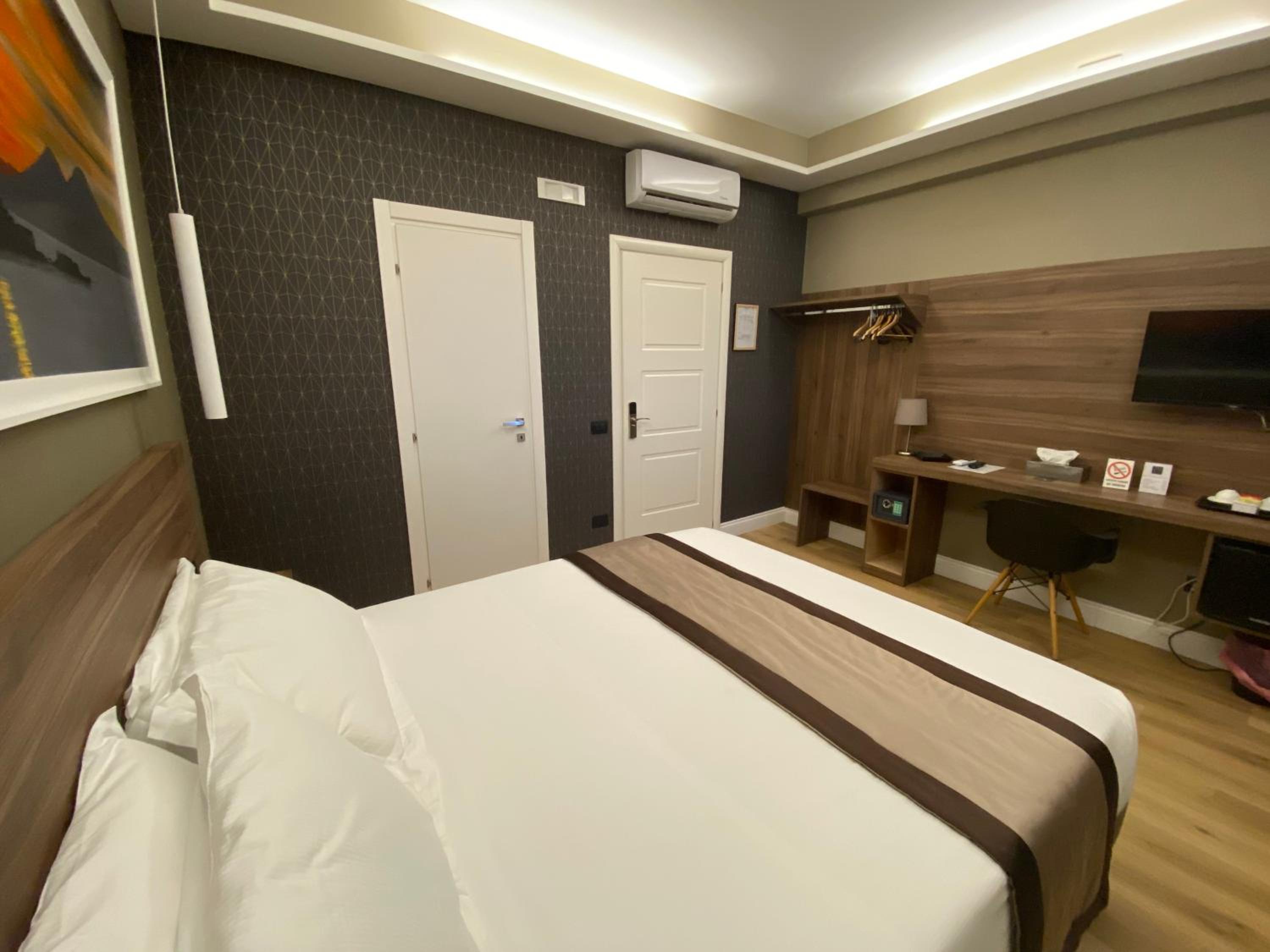 7th Floor Suite