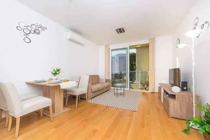 Iris apartment private parking view 4