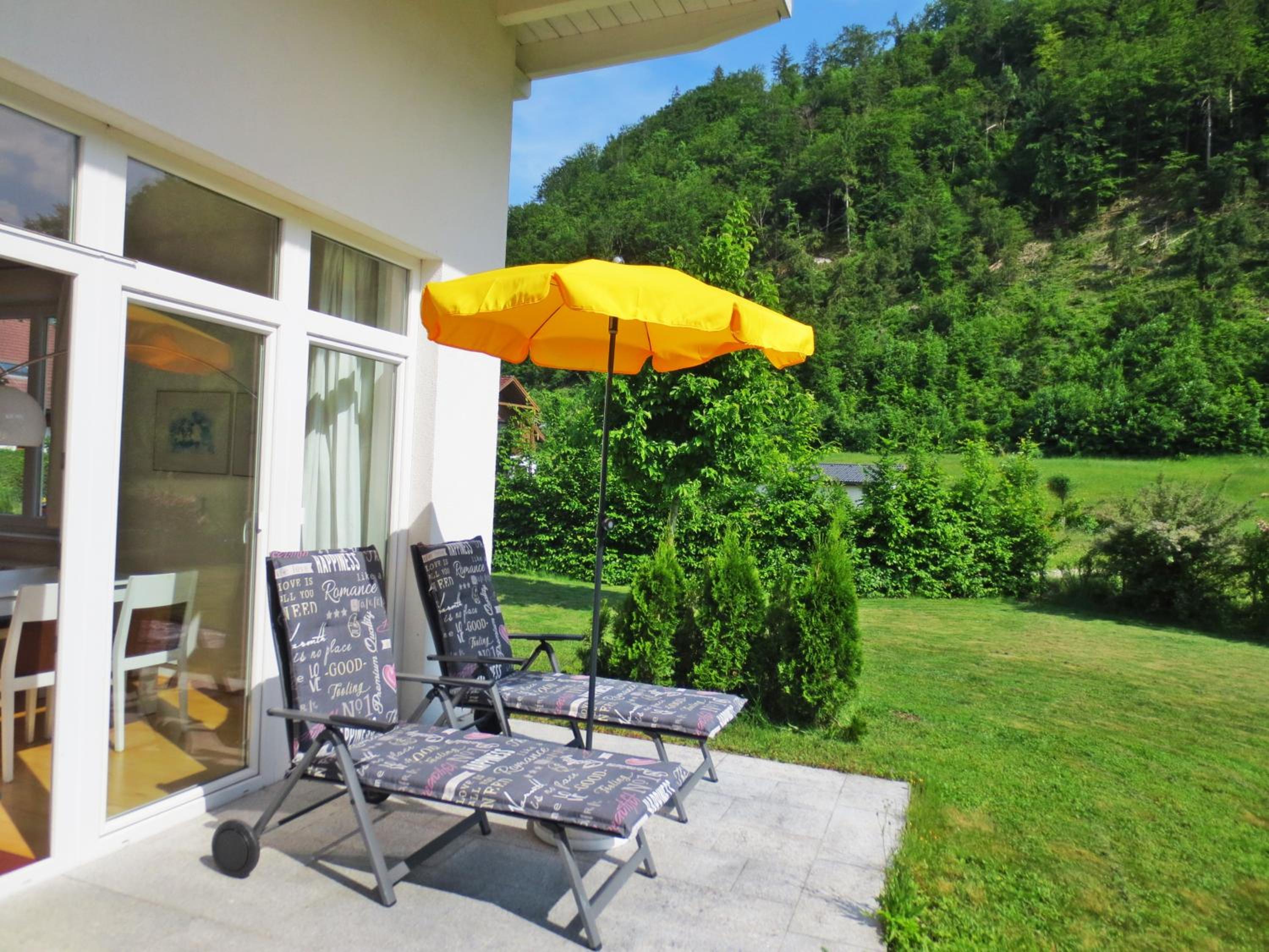 FLORES, Ferienhaus oder Doppelzimmer, im Grünen, 5 Gehminuten ins Zentrum, Parkplatz, zero emissions