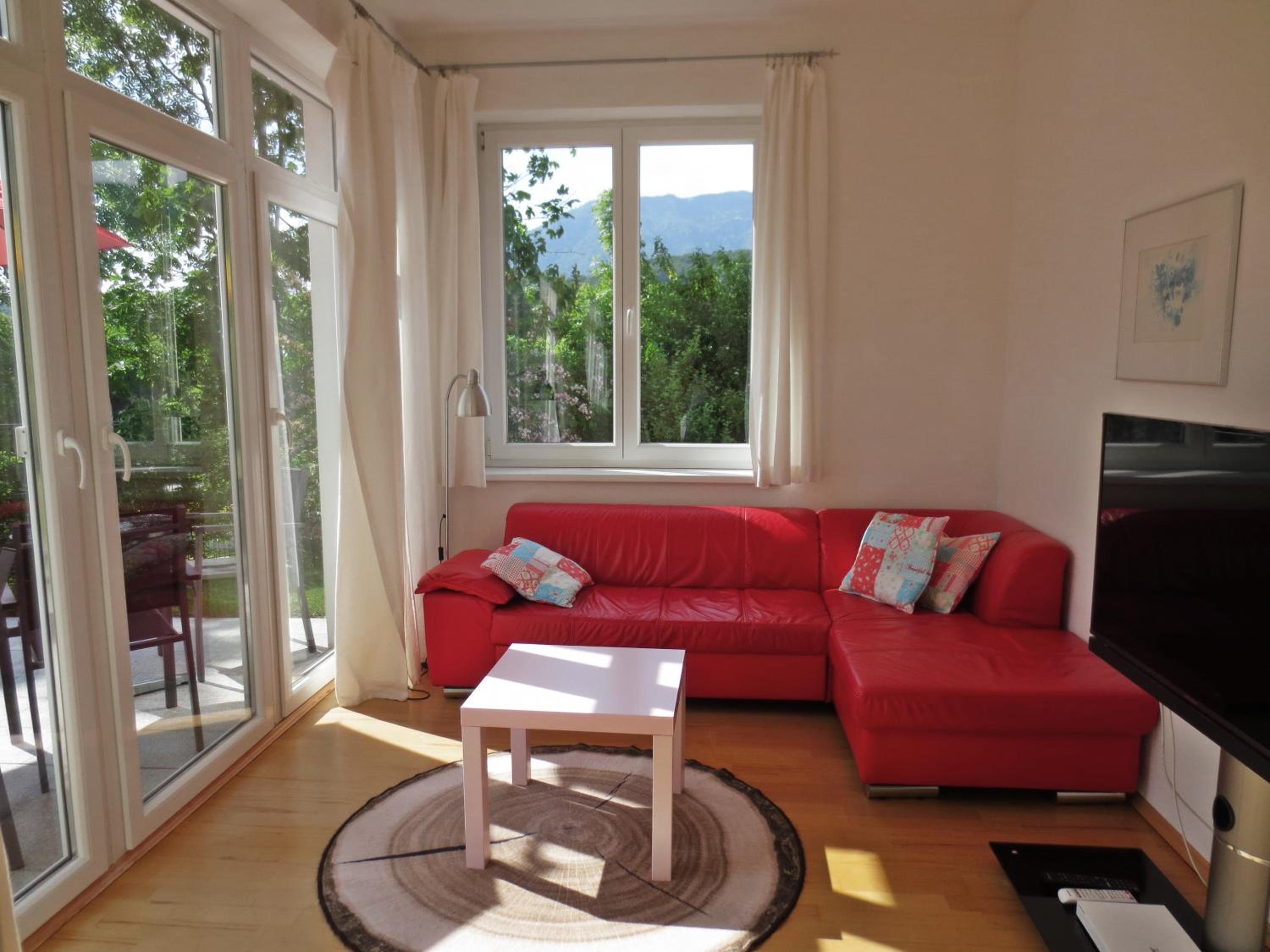 FLORES, Ferienhaus oder Doppelzimmer, im Grünen, 5 Gehminuten ins Zentrum, Parkplatz, zero emissions