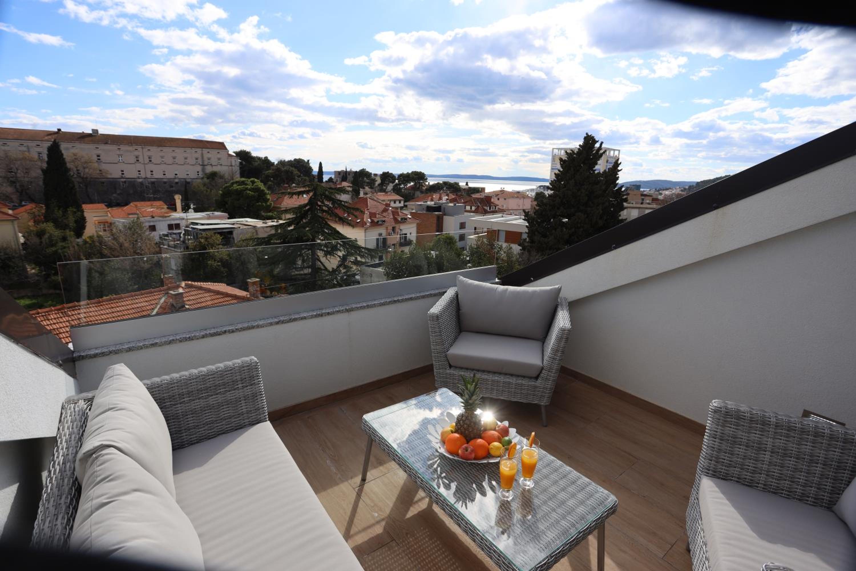 Split City View Apartment view 5