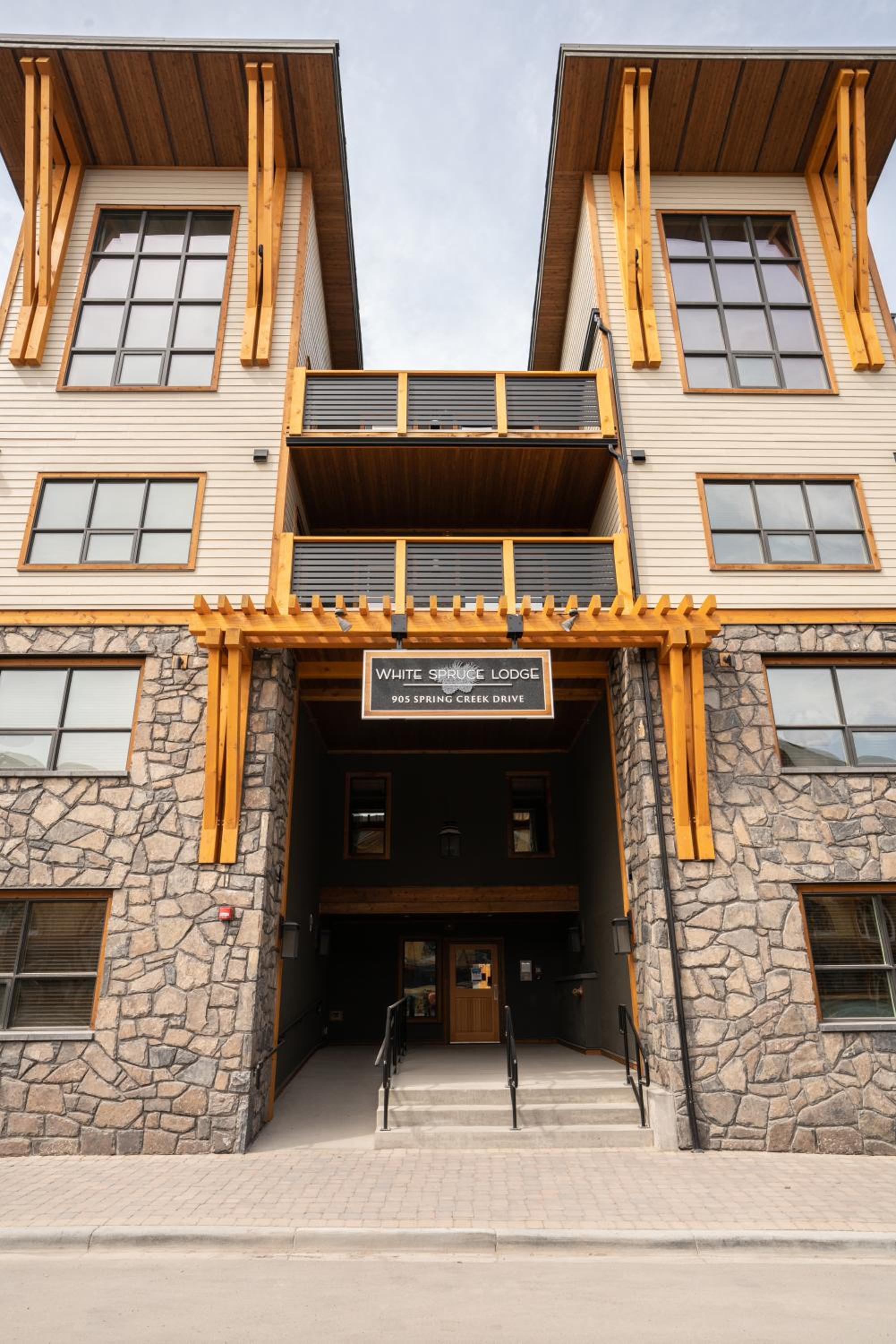 Luxury 1BR King Suite Hot Tub Couple Retreat Central Bridgette Bar