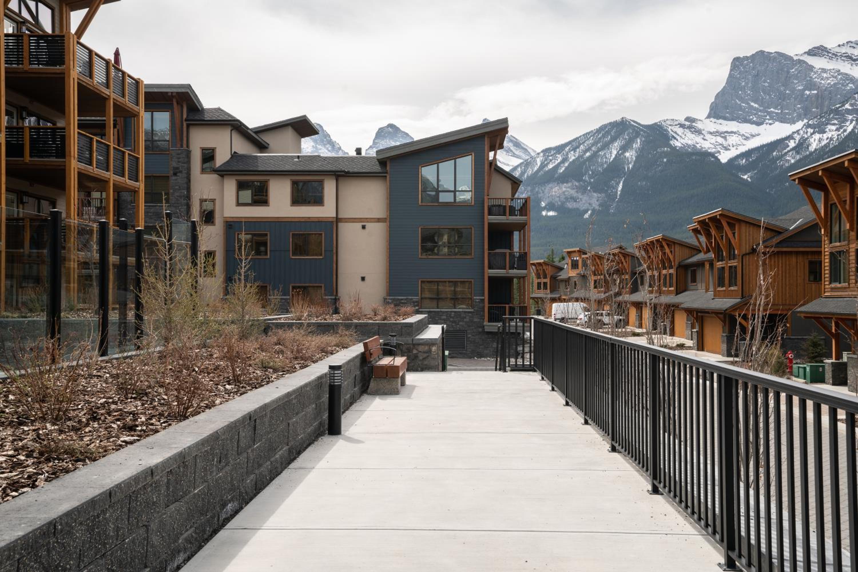 Luxury 1BR King Suite Hot Tub Couple Retreat Central Bridgette Bar