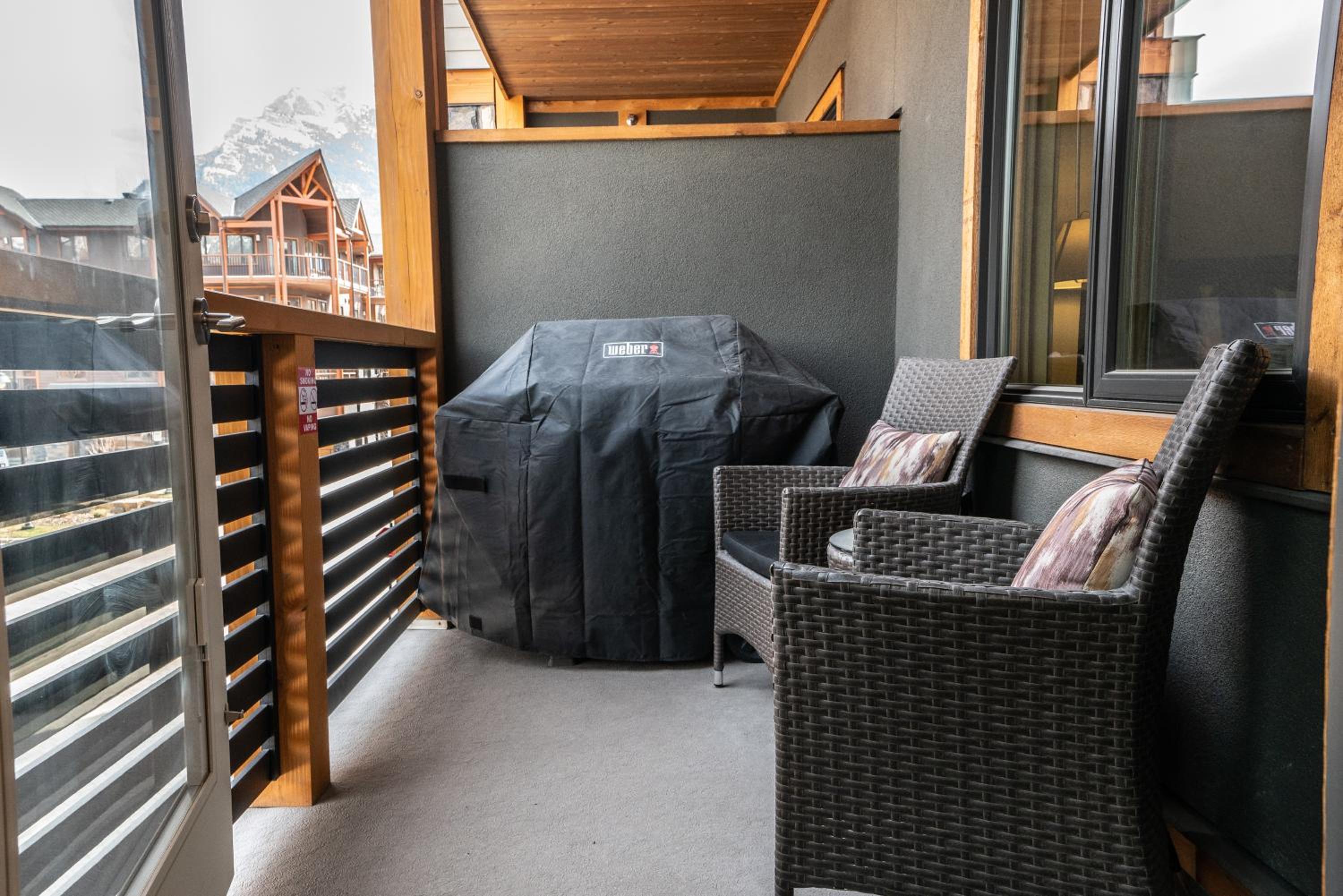 Luxury 1BR King Suite Hot Tub Couple Retreat Central Bridgette Bar