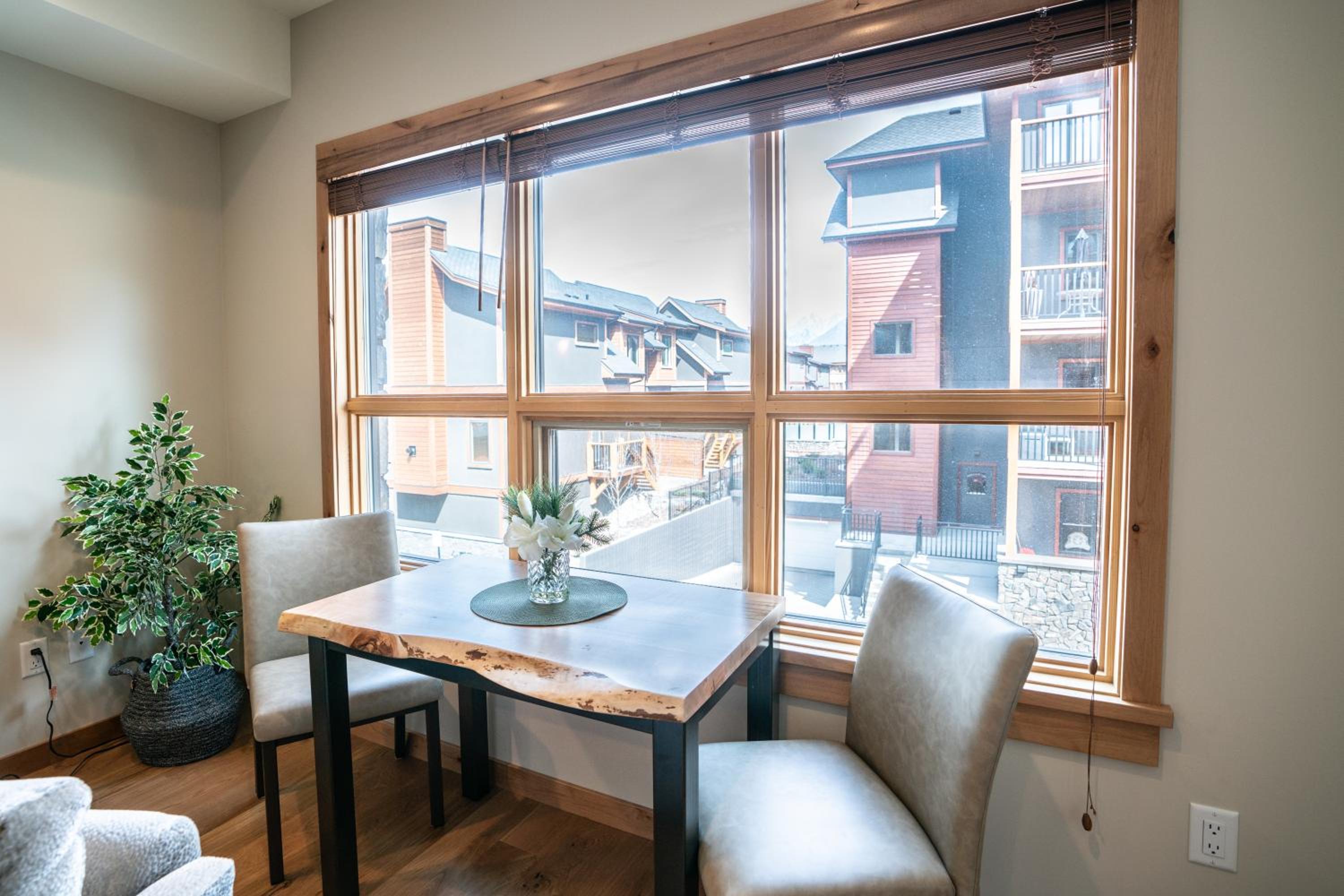 Luxury 1BR King Suite Hot Tub Couple Retreat Central Bridgette Bar