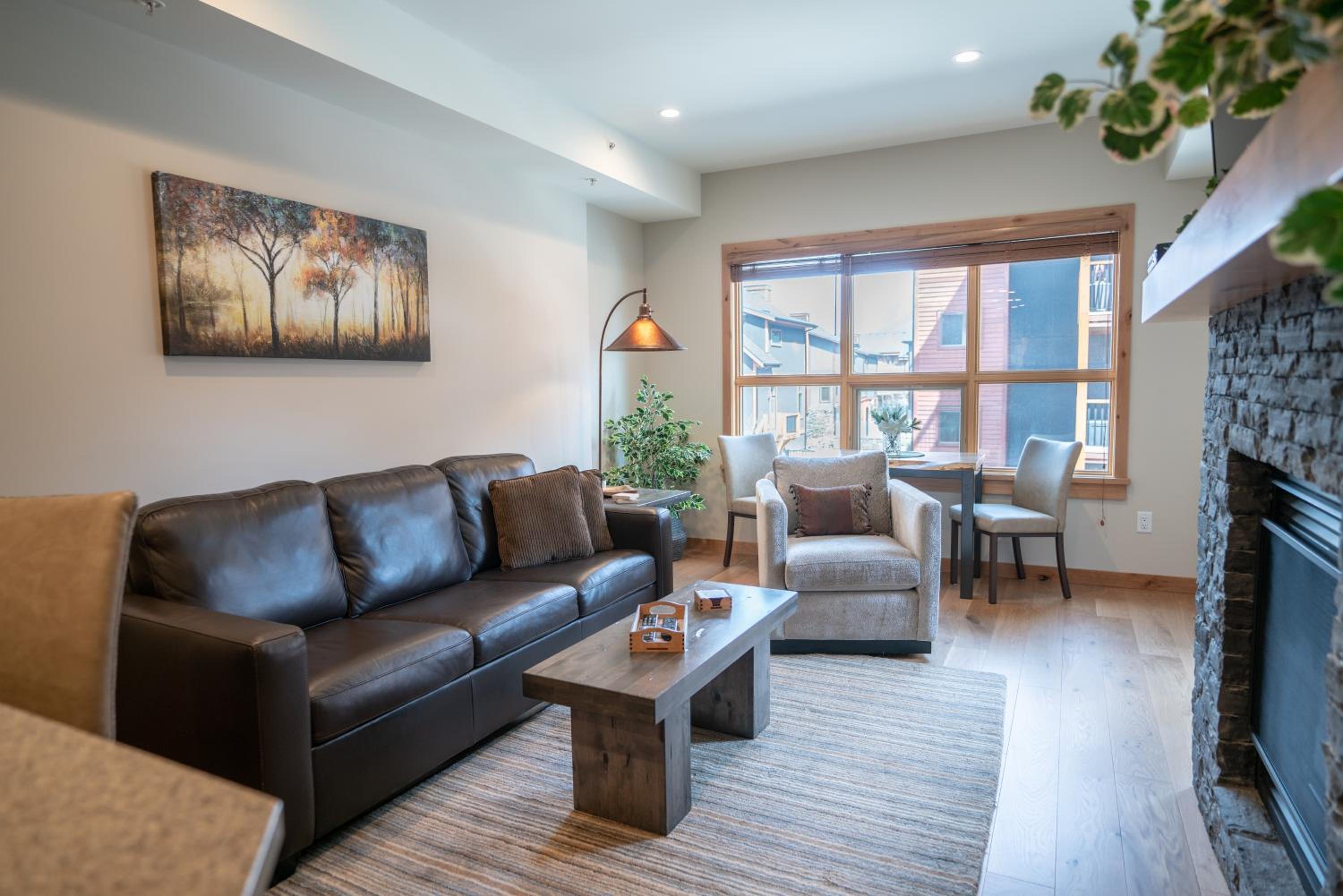 Luxury 1BR King Suite Hot Tub Couple Retreat Central Bridgette Bar