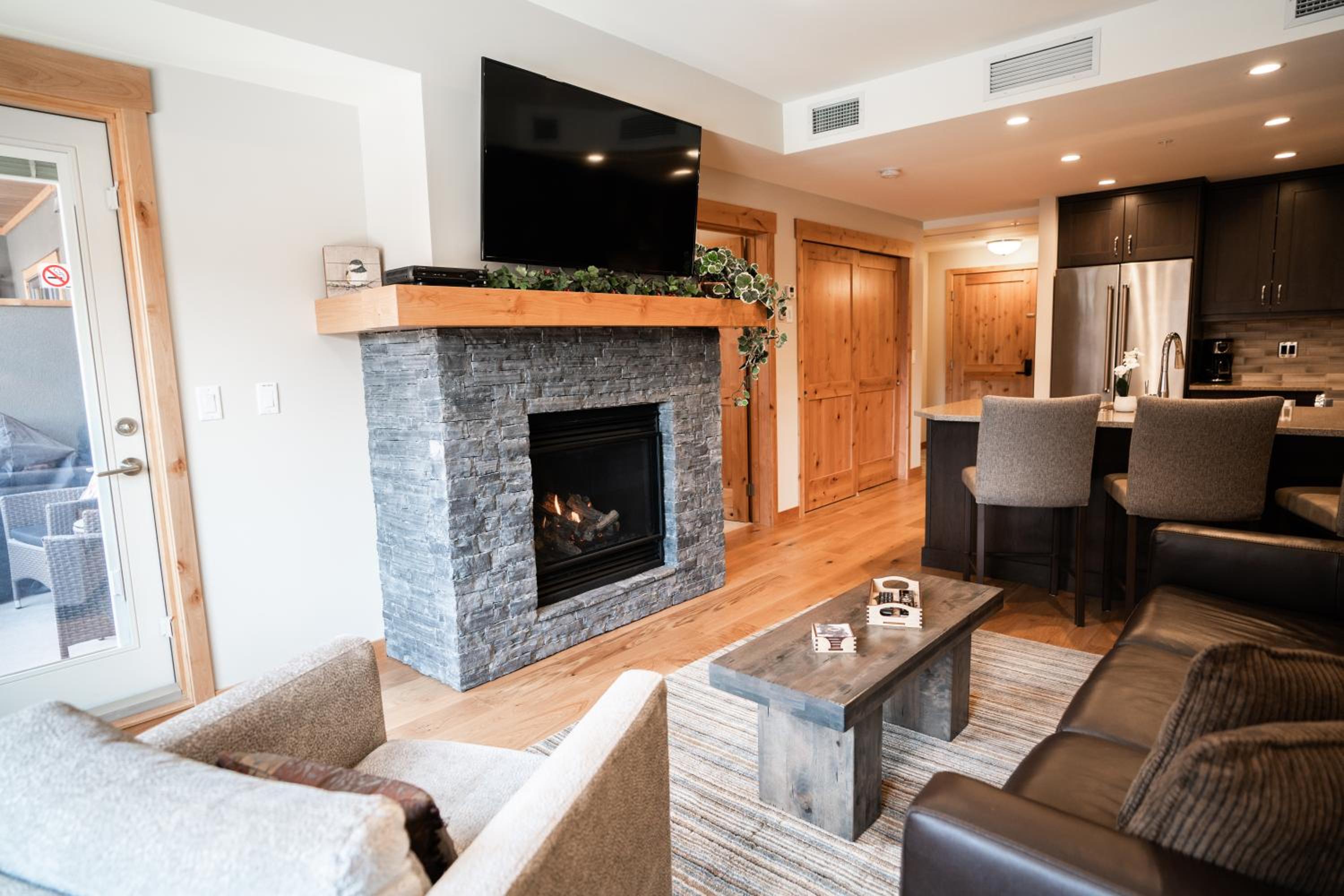 Luxury 1BR King Suite Hot Tub Couple Retreat Central Bridgette Bar