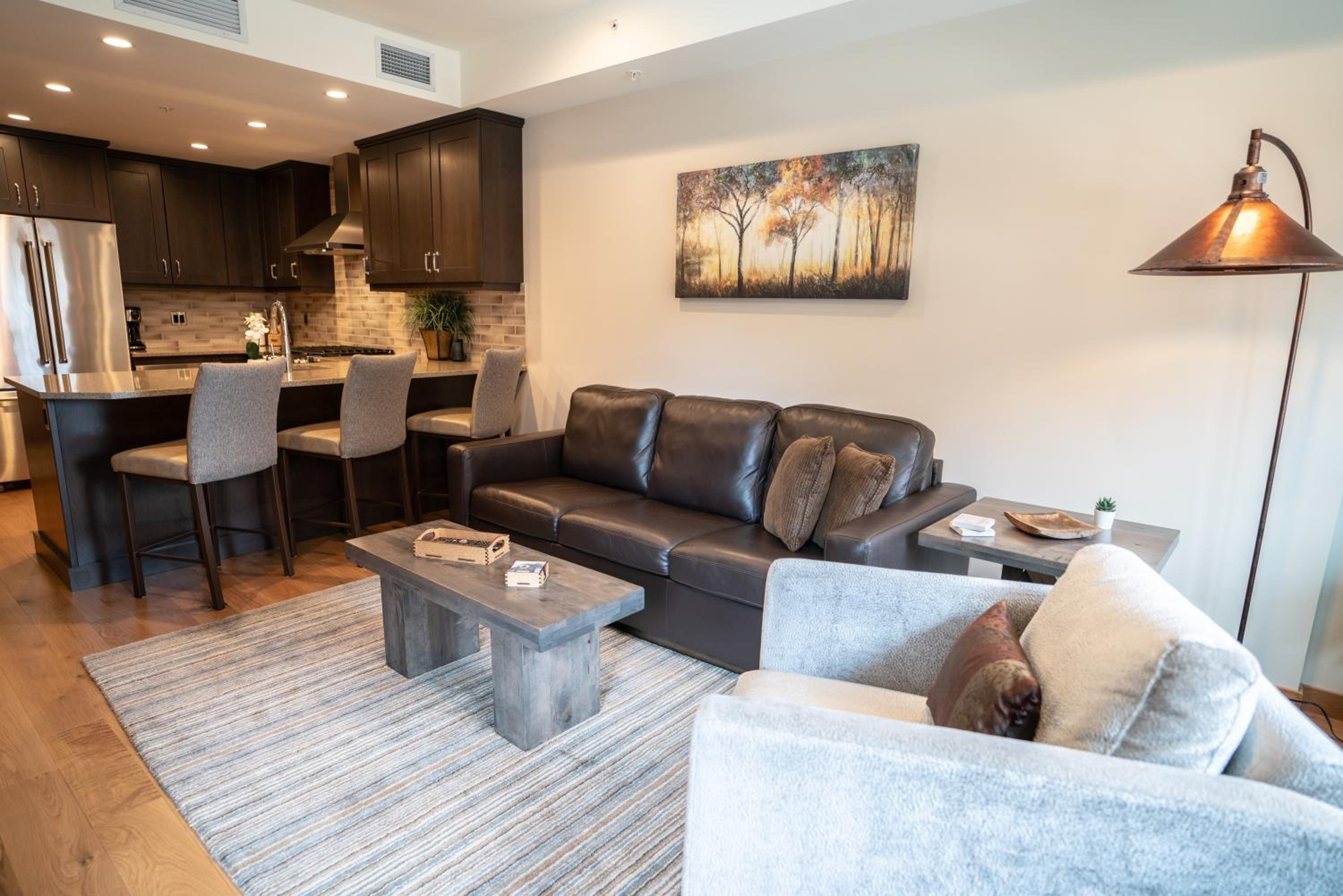 Luxury 1BR King Suite Hot Tub Couple Retreat Central Bridgette Bar