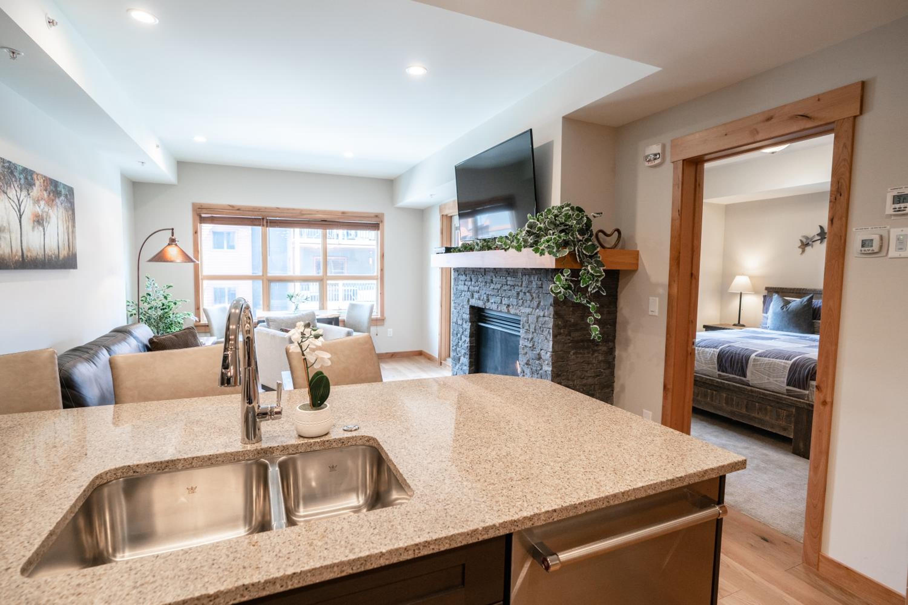 Luxury 1BR King Suite Hot Tub Couple Retreat Central Bridgette Bar