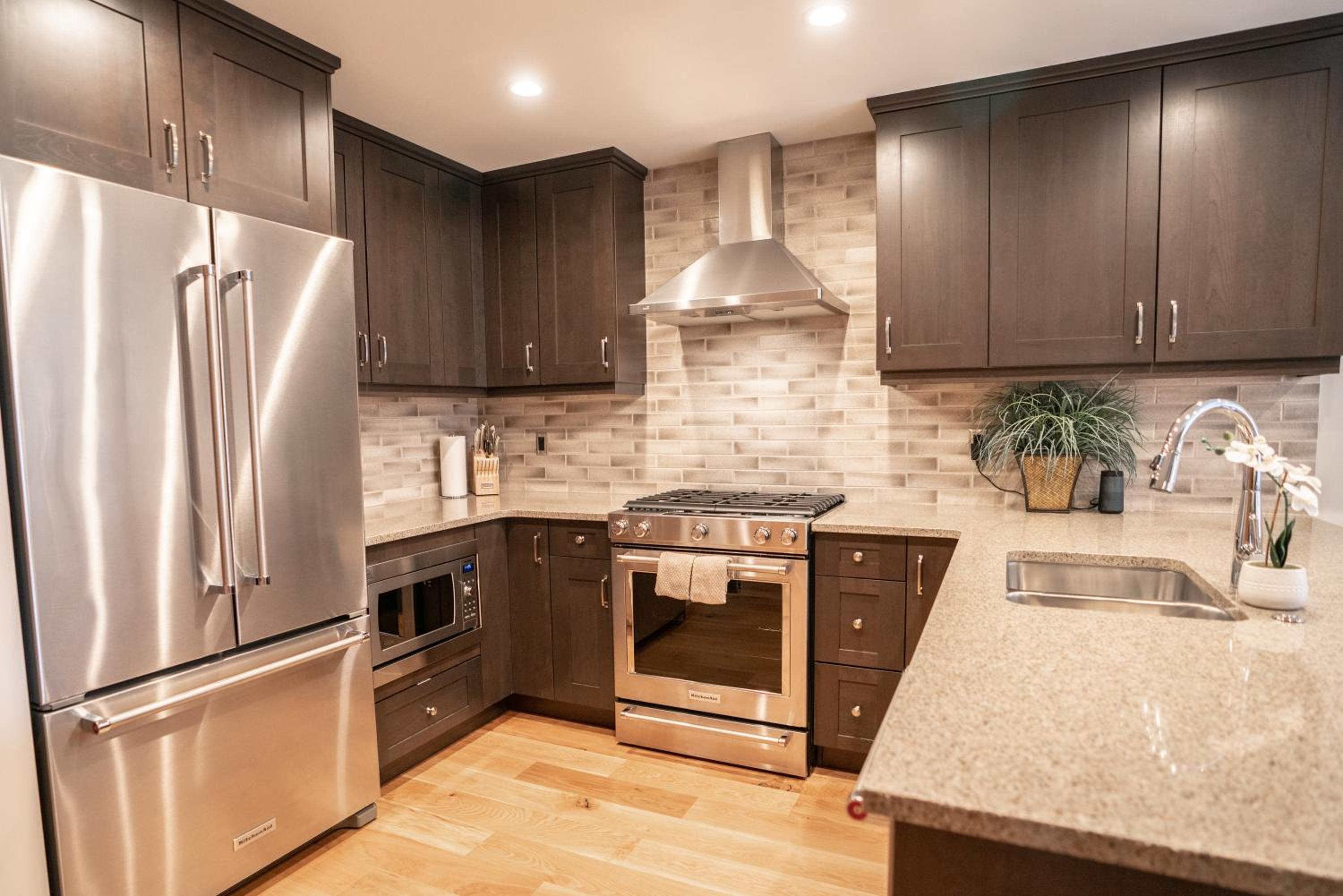 Luxury 1BR King Suite Hot Tub Couple Retreat Central Bridgette Bar