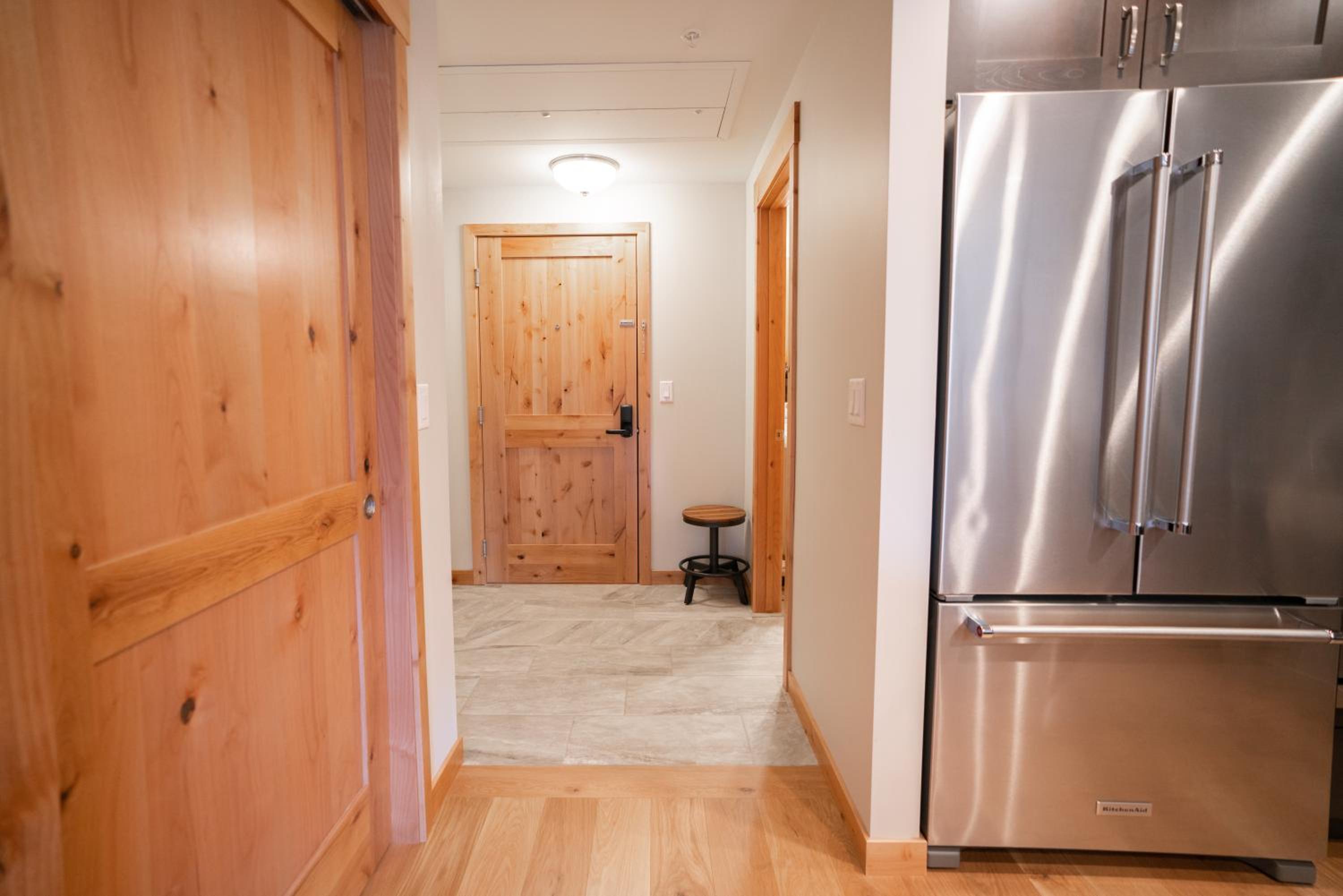 Luxury 1BR King Suite Hot Tub Couple Retreat Central Bridgette Bar