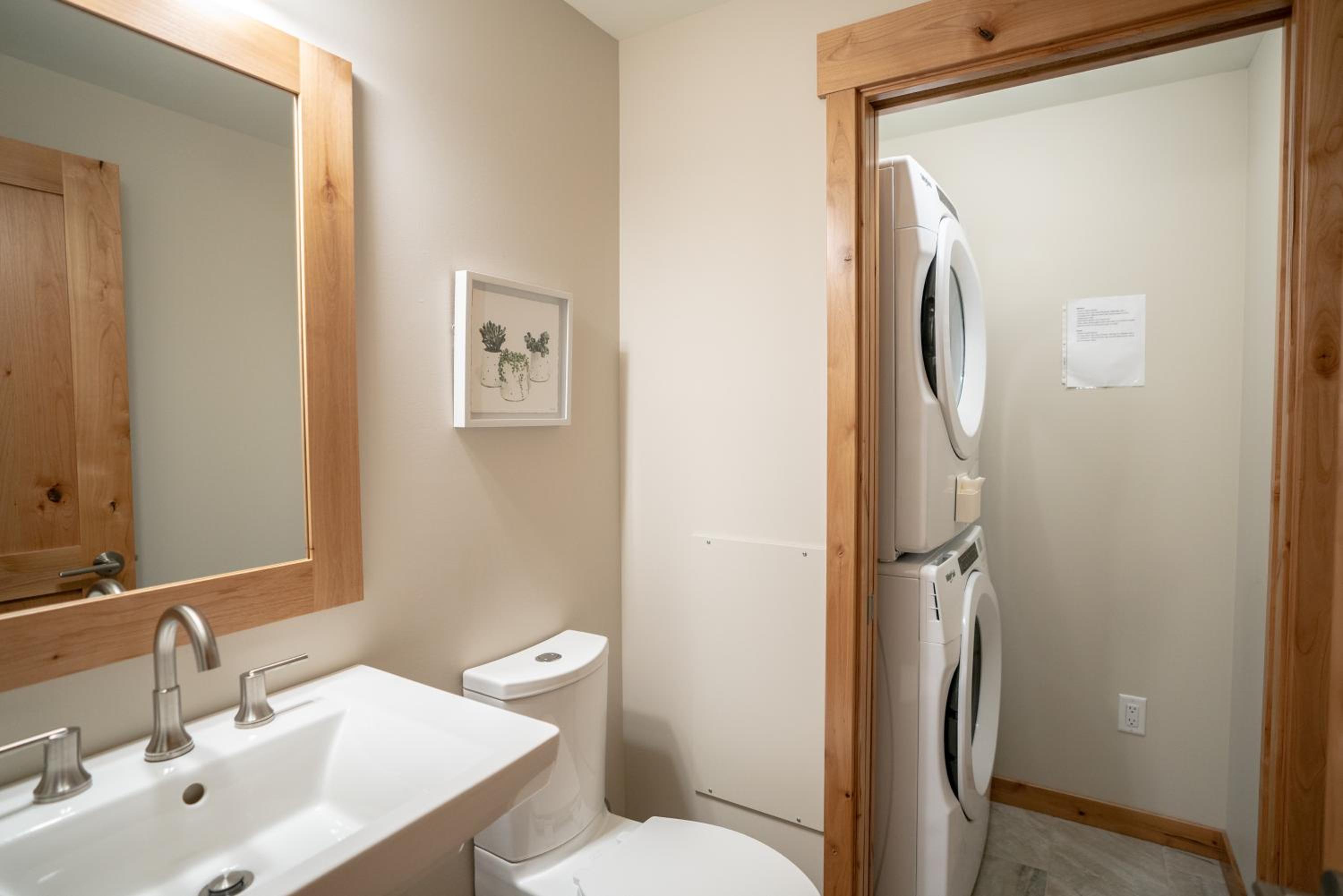 Luxury 1BR King Suite Hot Tub Couple Retreat Central Bridgette Bar