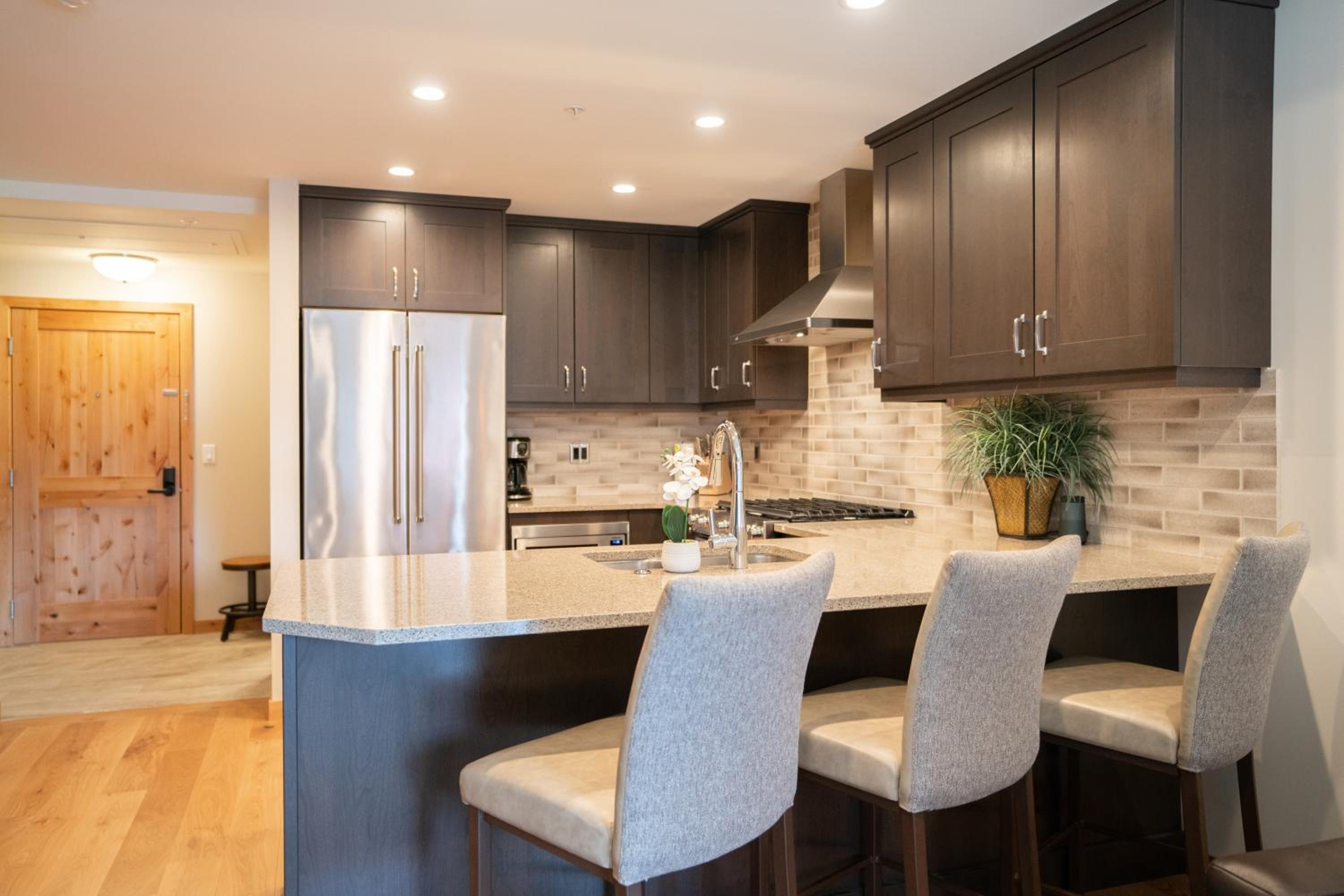 Luxury 1BR King Suite Hot Tub Couple Retreat Central Bridgette Bar
