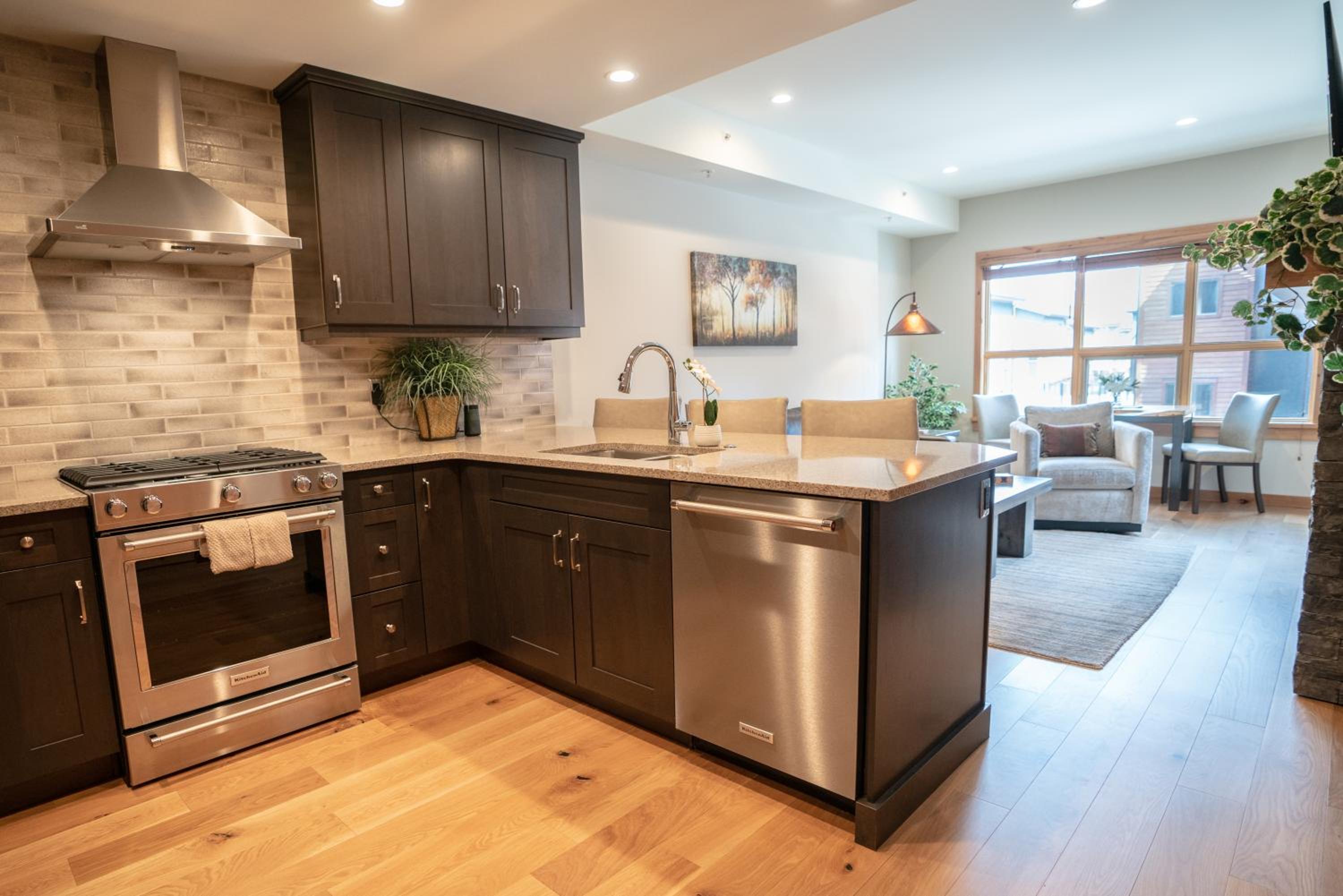 Luxury 1BR King Suite Hot Tub Couple Retreat Central Bridgette Bar
