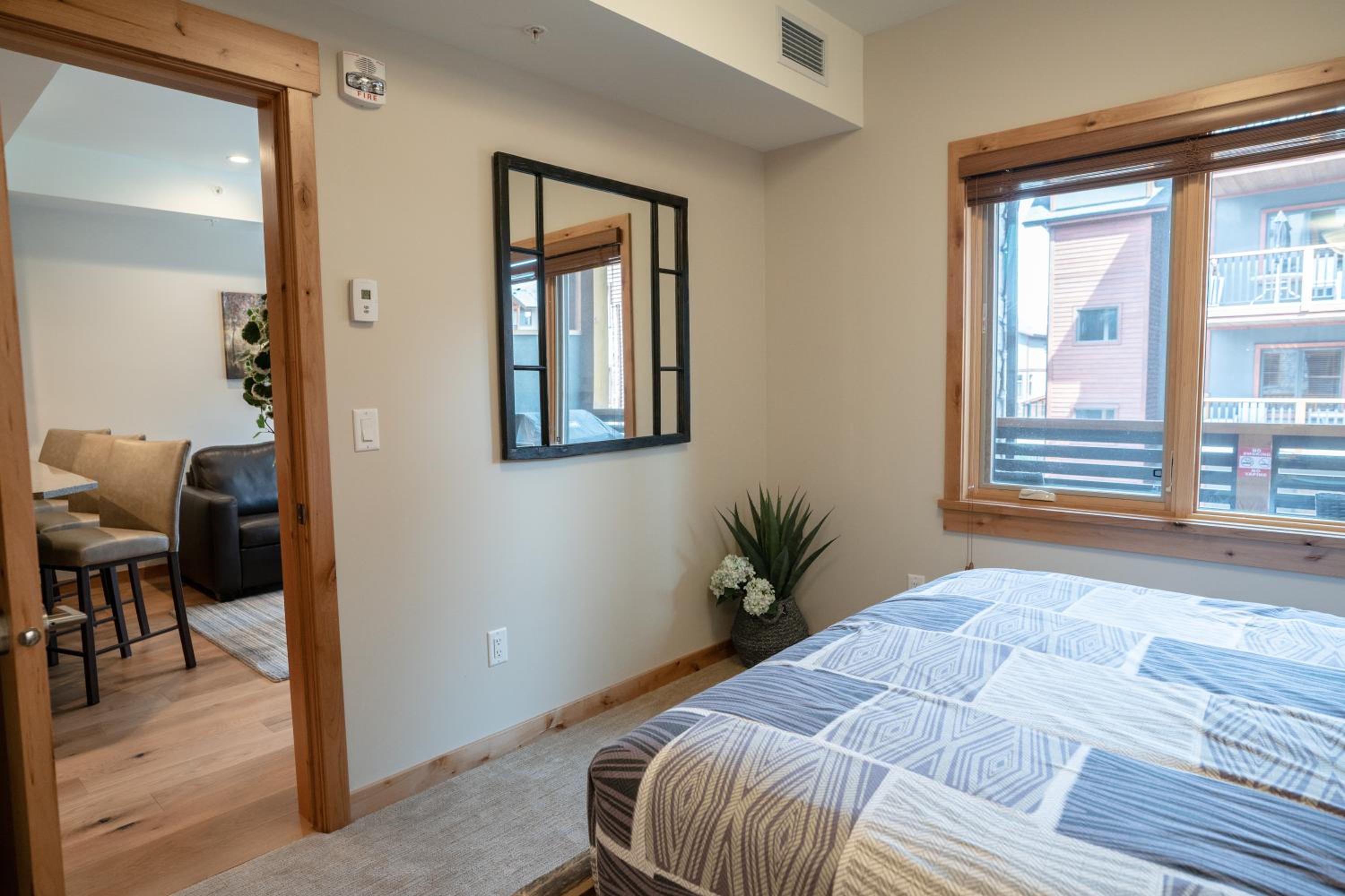 Luxury 1BR King Suite Hot Tub Couple Retreat Central Bridgette Bar