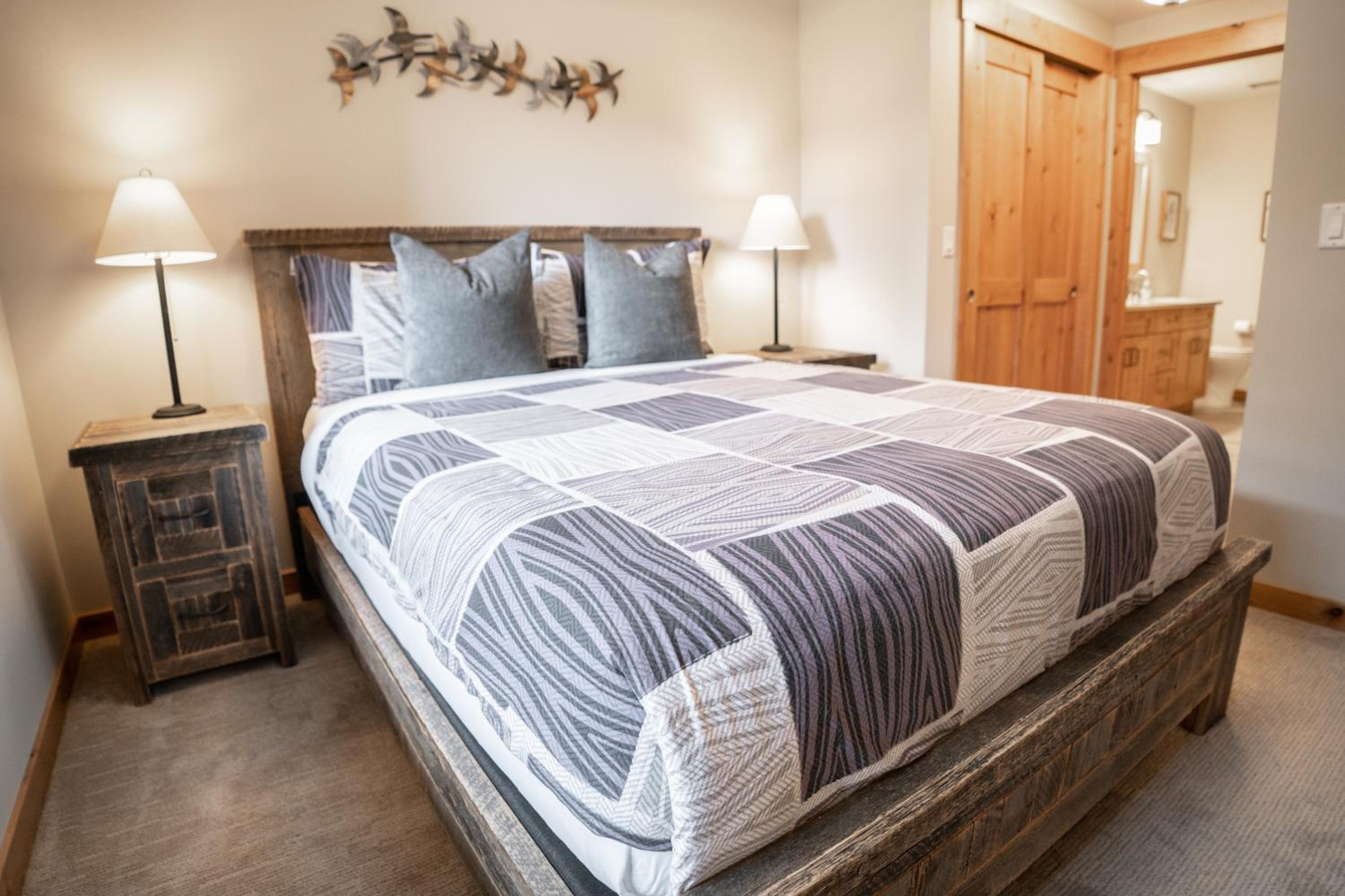 Luxury 1BR King Suite Hot Tub Couple Retreat Central Bridgette Bar