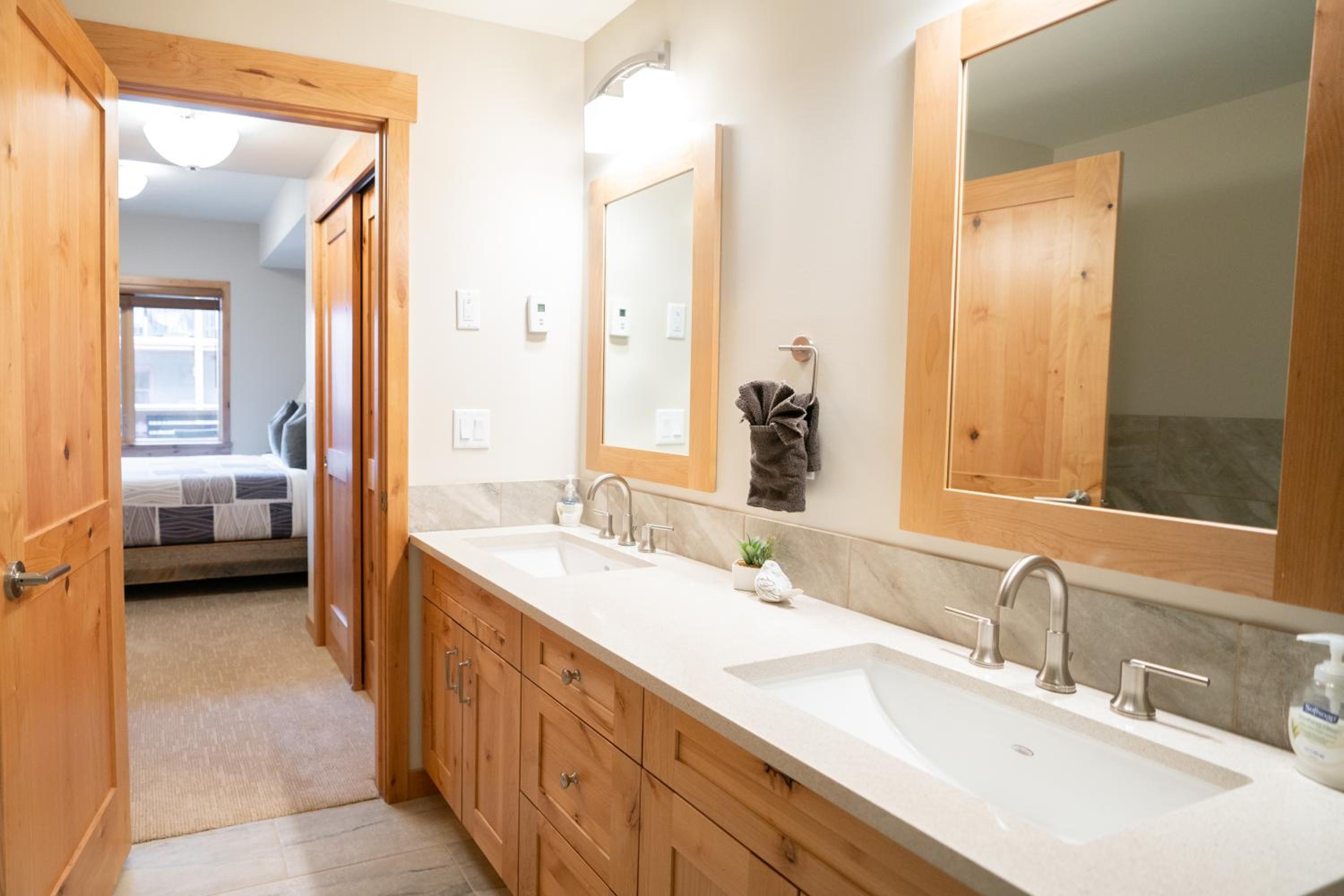 Luxury 1BR King Suite Hot Tub Couple Retreat Central Bridgette Bar