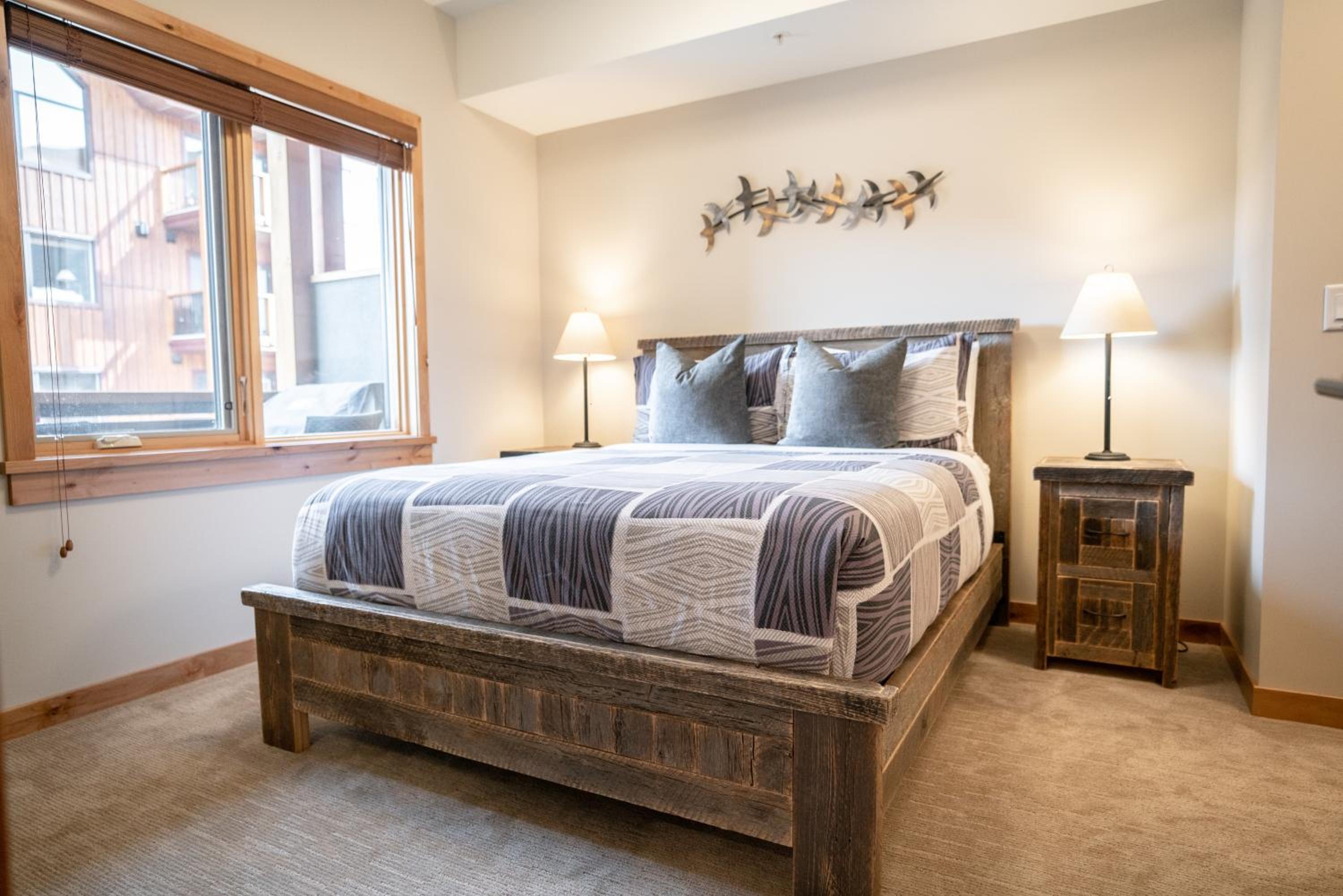 Luxury 1BR King Suite Hot Tub Couple Retreat Central Bridgette Bar