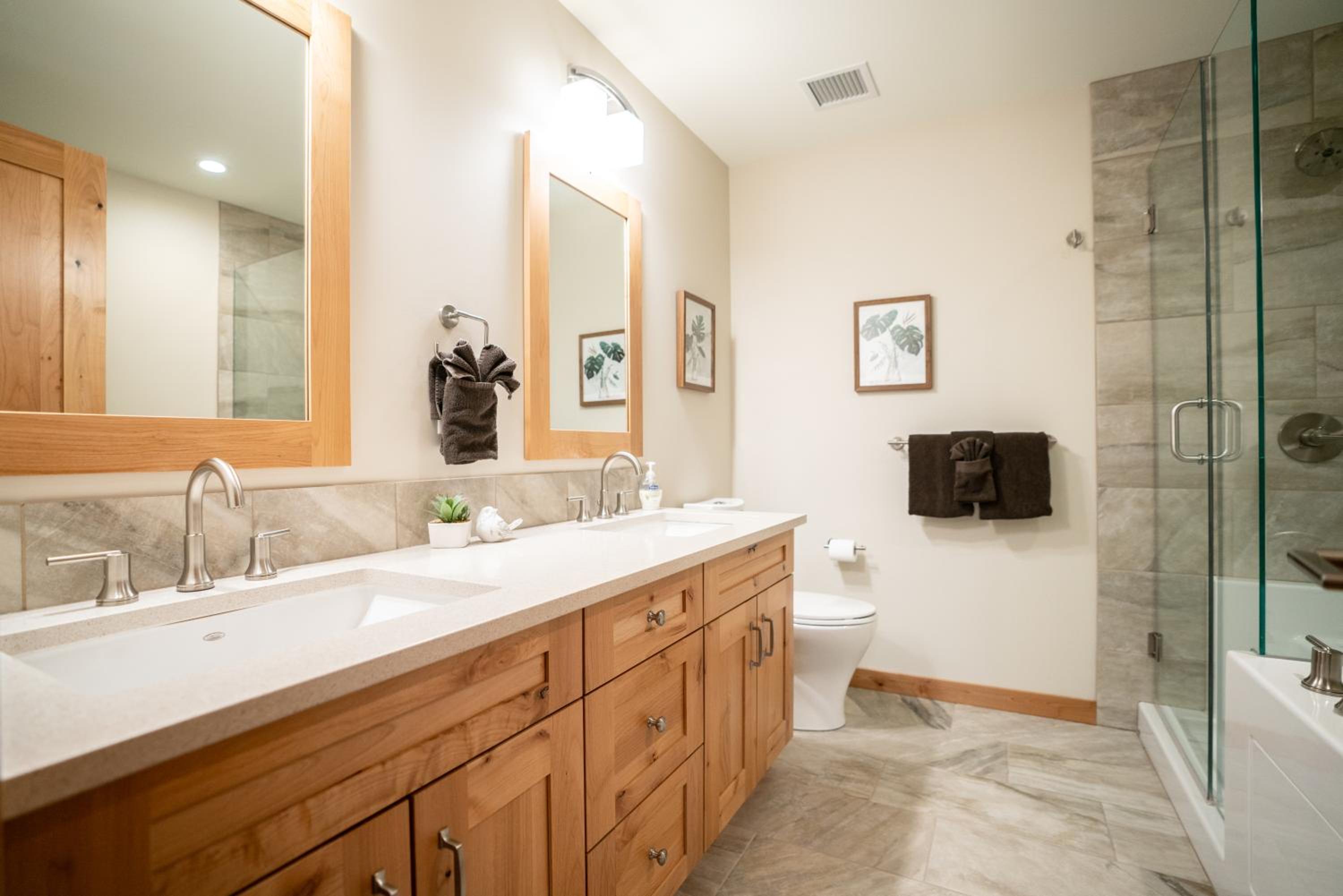 Luxury 1BR King Suite Hot Tub Couple Retreat Central Bridgette Bar