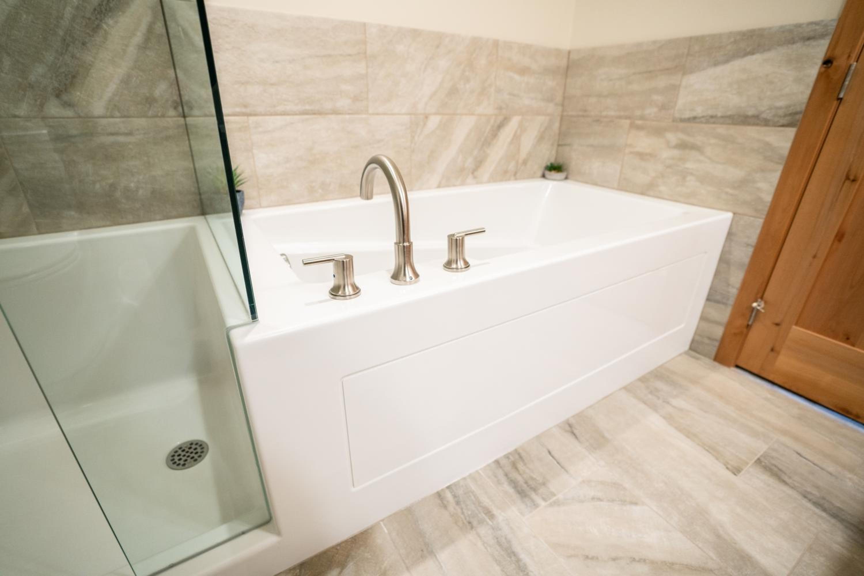 Luxury 1BR King Suite Hot Tub Couple Retreat Central Bridgette Bar